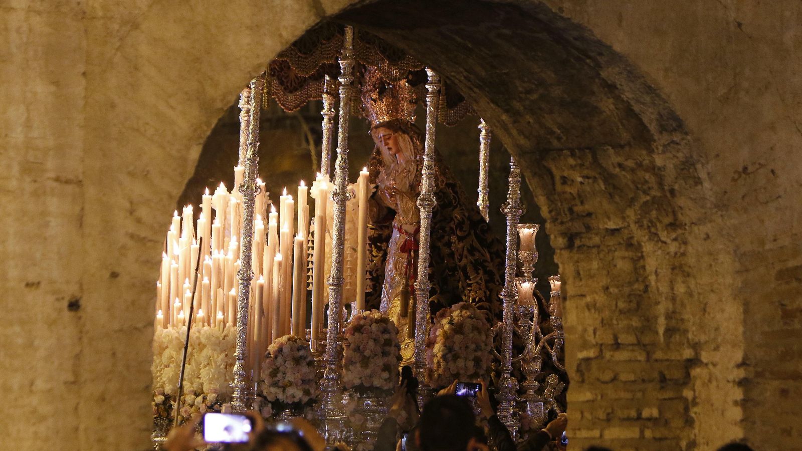 La Virgen de la Encarnación pasa junto a los Caños de Carmona