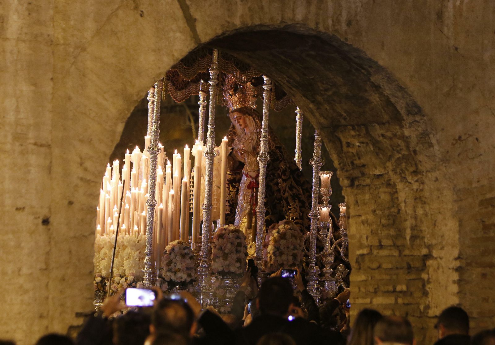 La Virgen de la Encarnación pasa junto a los Caños de Carmona