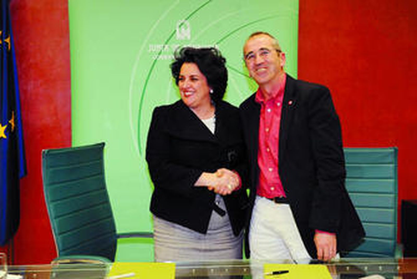Teresa Jiménez y Juan Carlos Hidalgo, secretario geneal de la Fete-UGT, tras firmar el acuerdo sobre el nuevo modelo para colocar a los interinos.