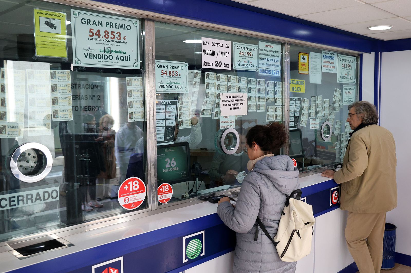 Imágenes del último día de venta de décimos de Navidad en Huelva