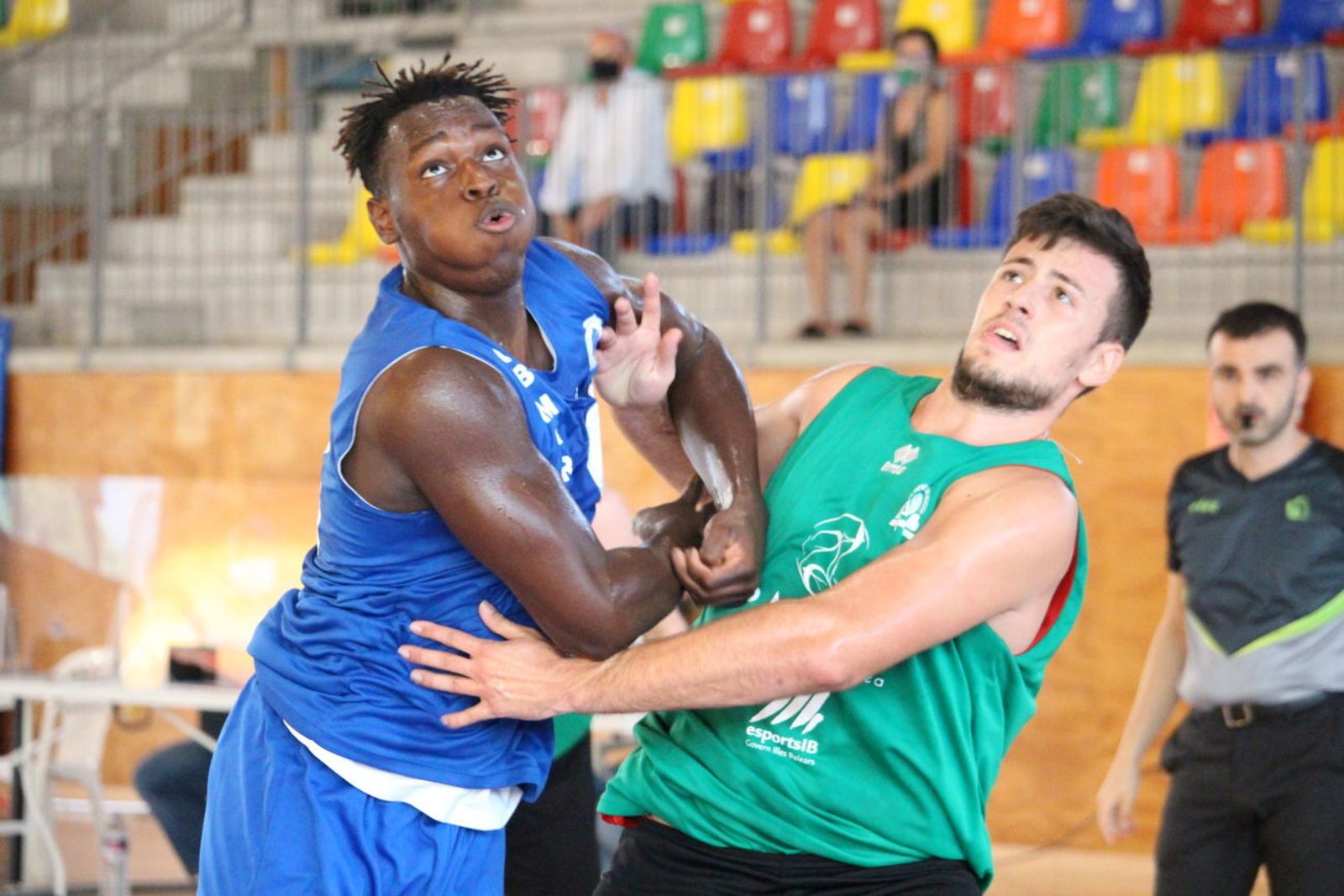 Jeffry Godspower pelea por un rebote