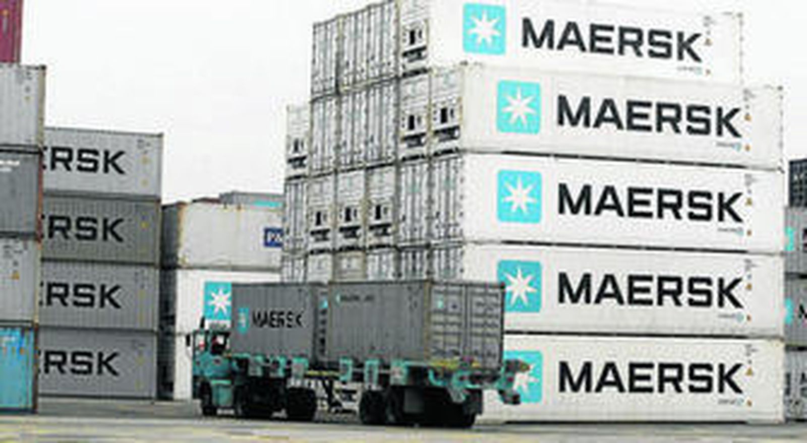 Una cabeza tractora mueve varios contenedores en la terminal de APM Terminals Algeciras, en imagen de archivo.