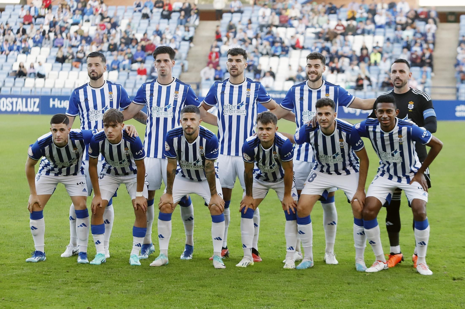 Gran ambiente en las gradas del Nuevo Colombino para el Recre-At Sanluqueño, en imágenes
