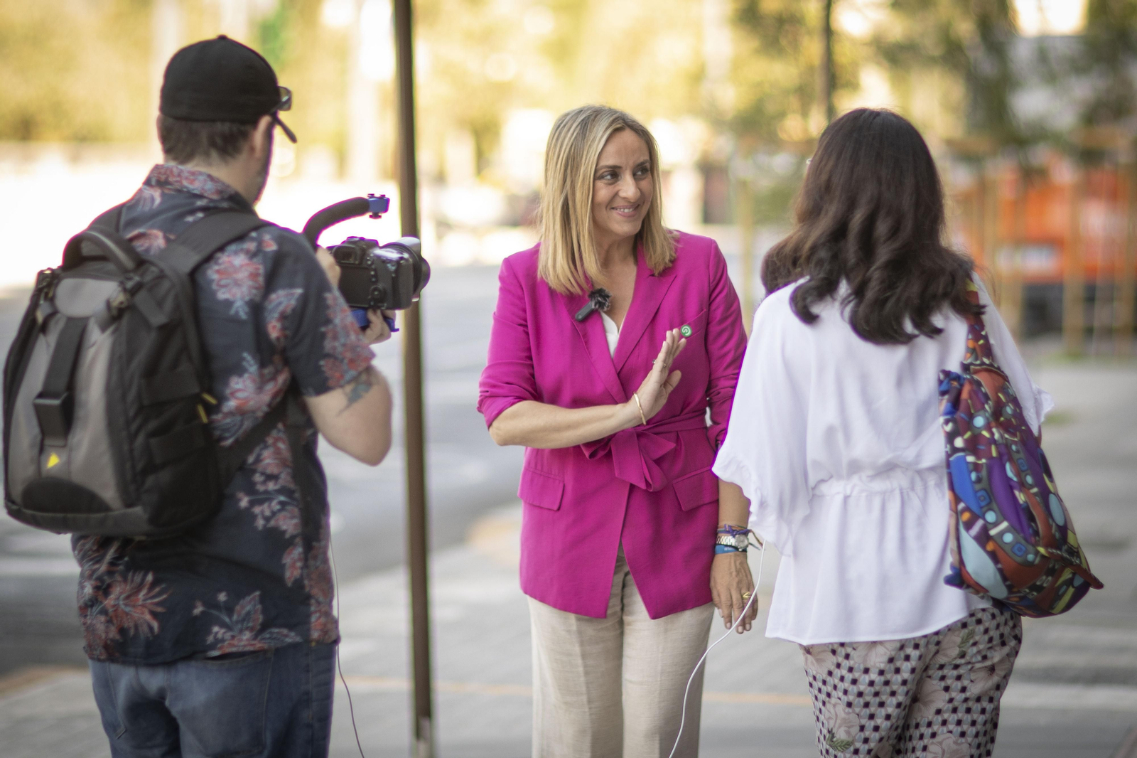 El paseo con Marifrán Carazo, candidata del PP a la Alcaldía de Granada, en imágenes
