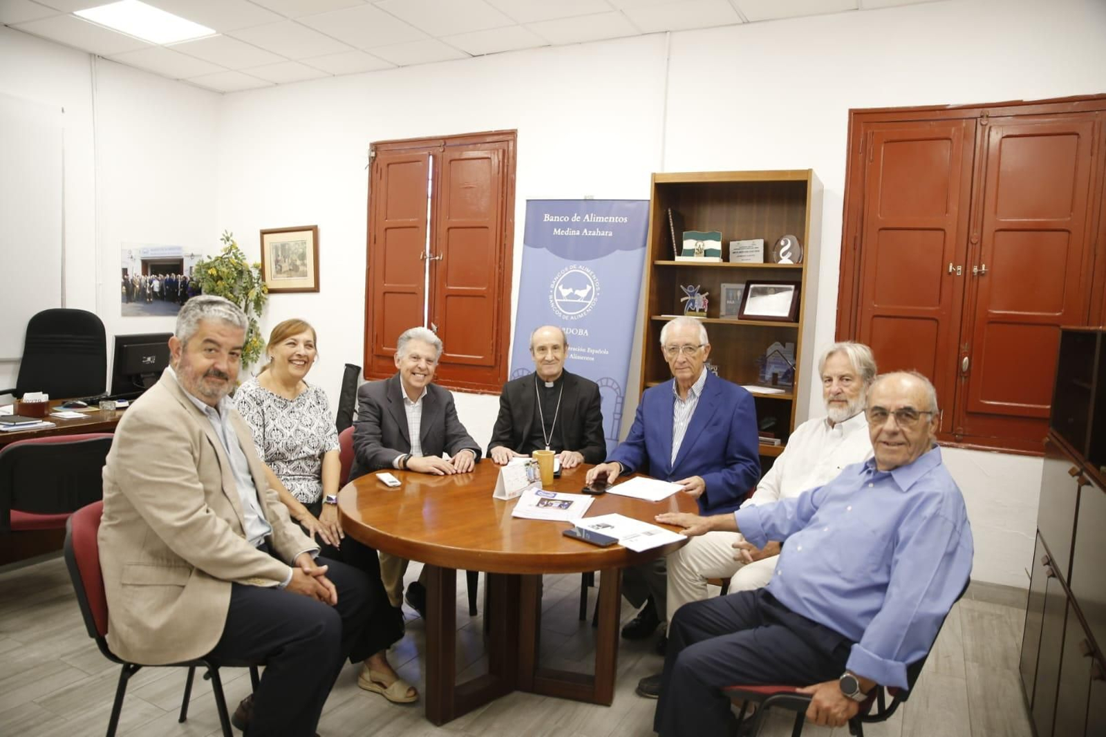 Jesús Fernández con miembros del Banco de Alimentos Medina Azahara.