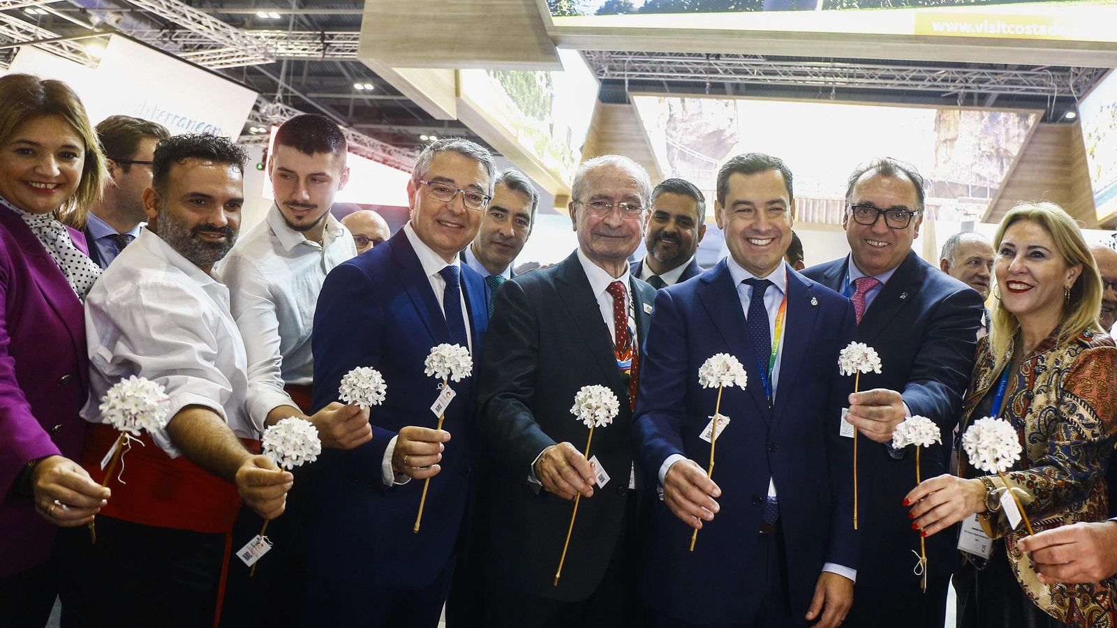 Representantes institucionales con la popular biznaga malagueña.