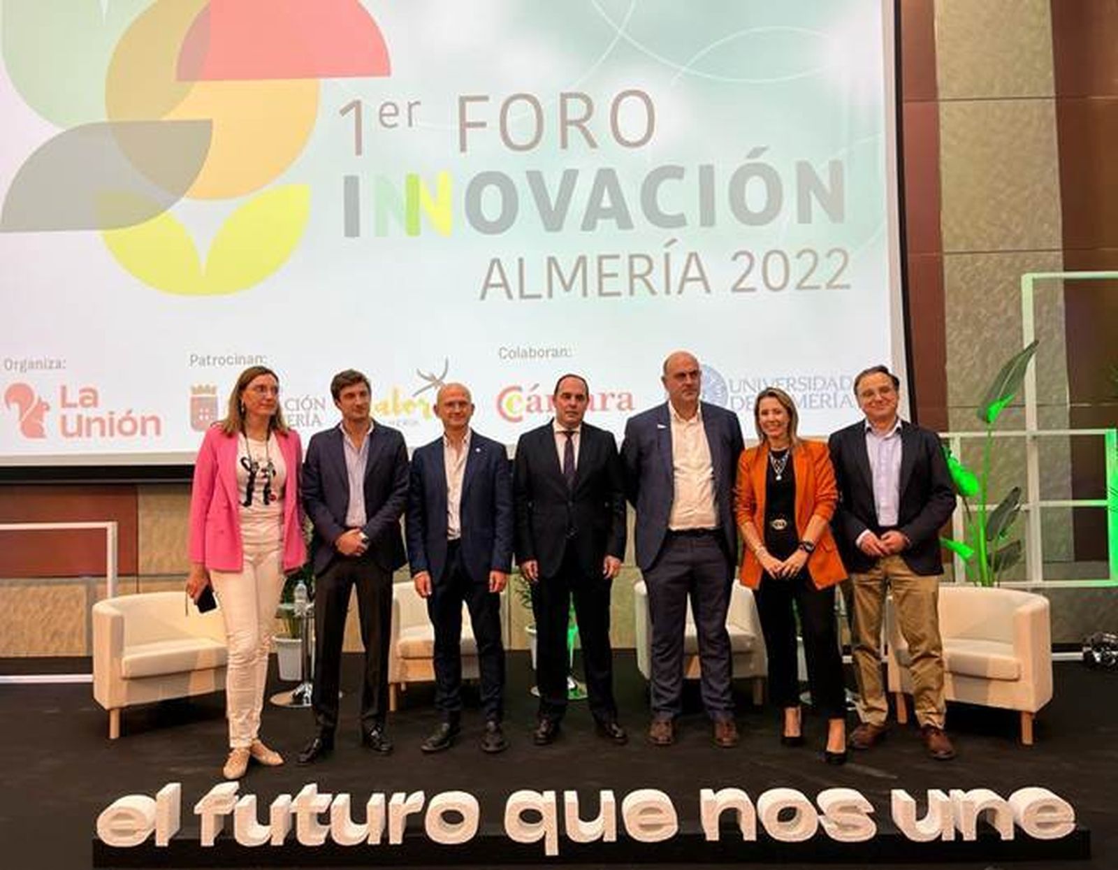 Foto de familia en el escenario del Auditorio de la UAL en el I Foro de la Innovación.