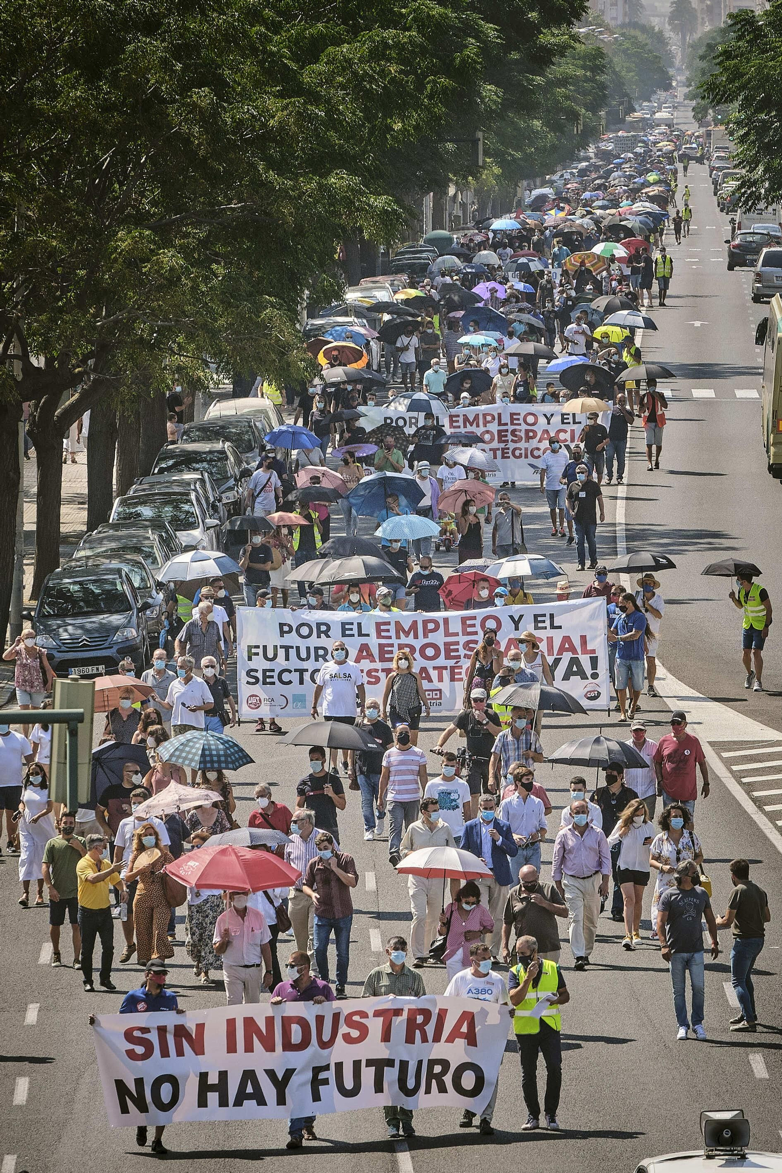 Manifestación de trabajadores de Airbus y sus familiares en defensas de sus empleos.