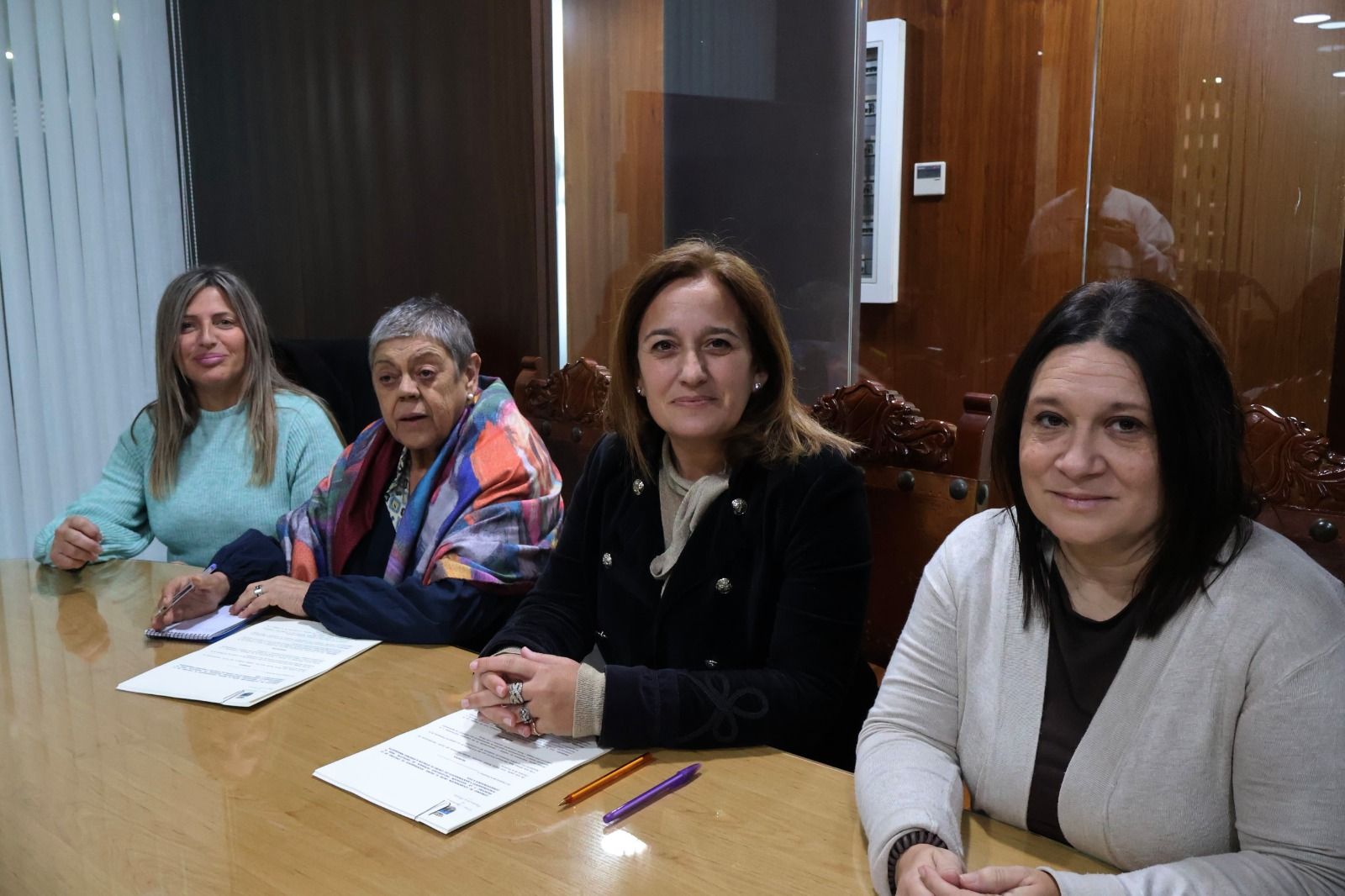 Un momento de la rúbrica de este acuerdo.