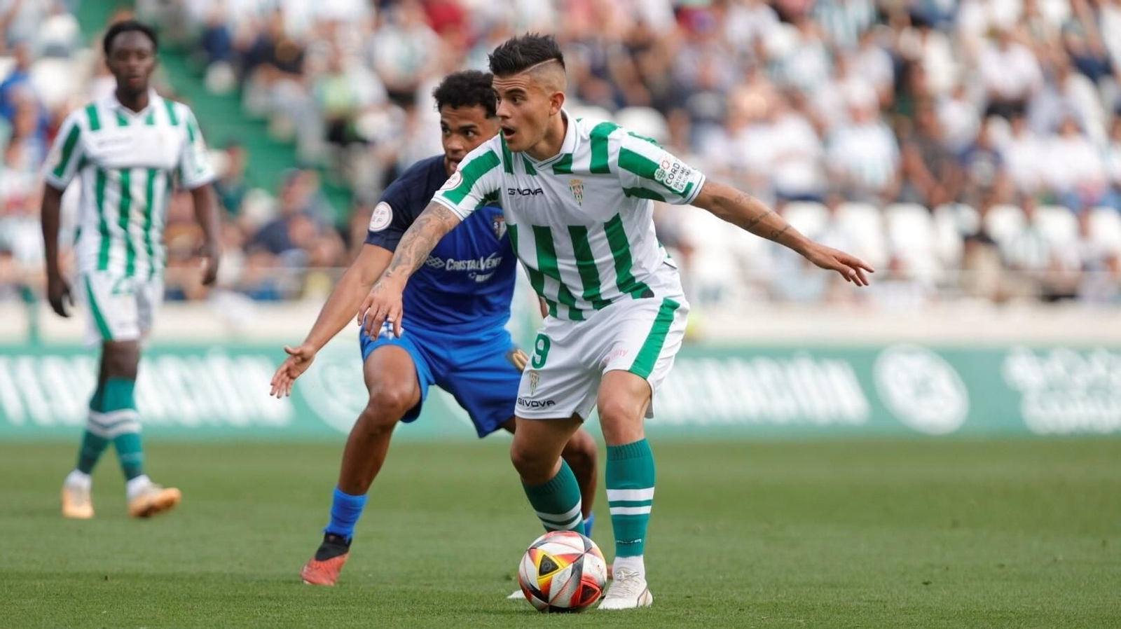 Kuki Zalazar controla el balón en el último partido del Córdoba CF en El Arcángel.