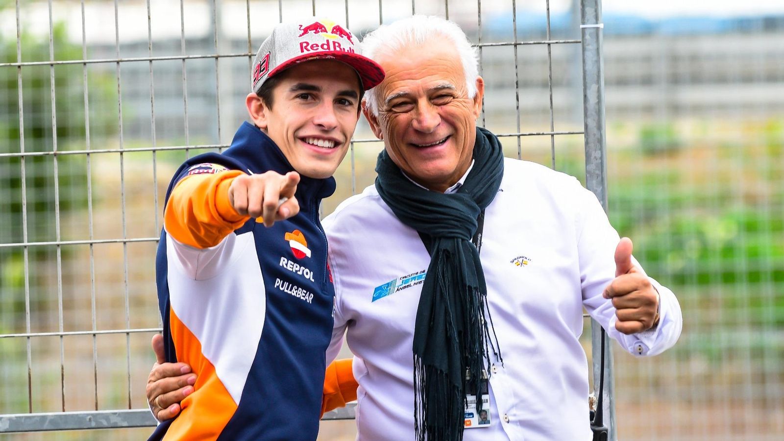 Pablo Fernández, junto a Marc Márquez en el Circuito de Jerez.