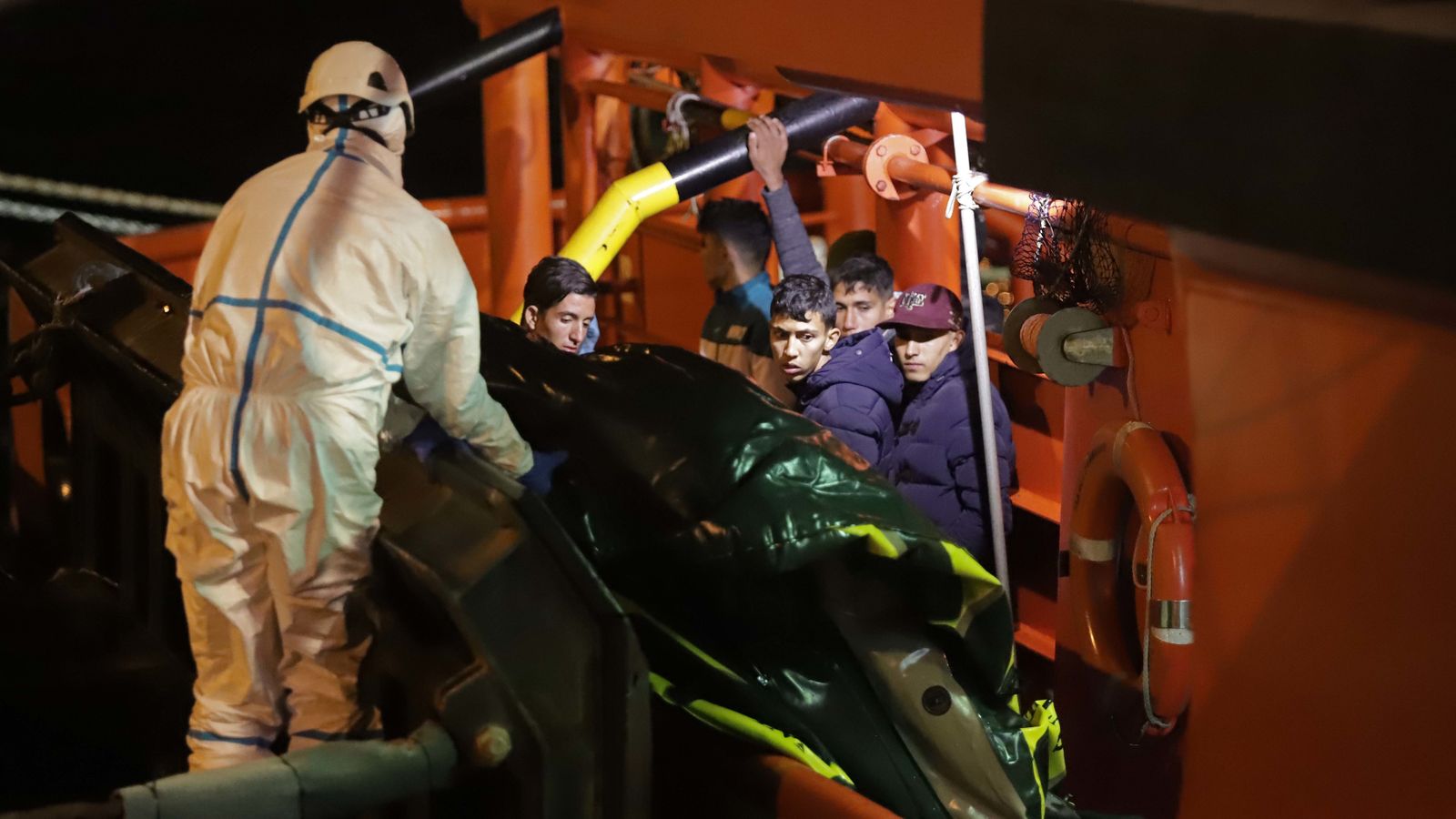 Rescate de 11 menores en aguas del Estrecho