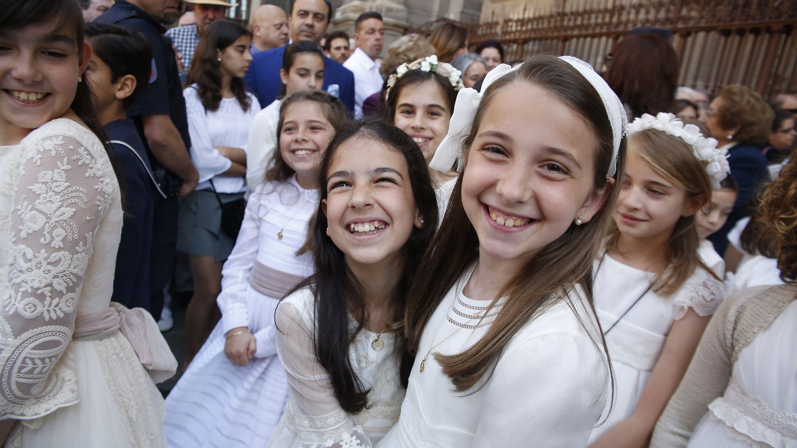 Los niños que han recibido su primera comunión participan en el cortejo.