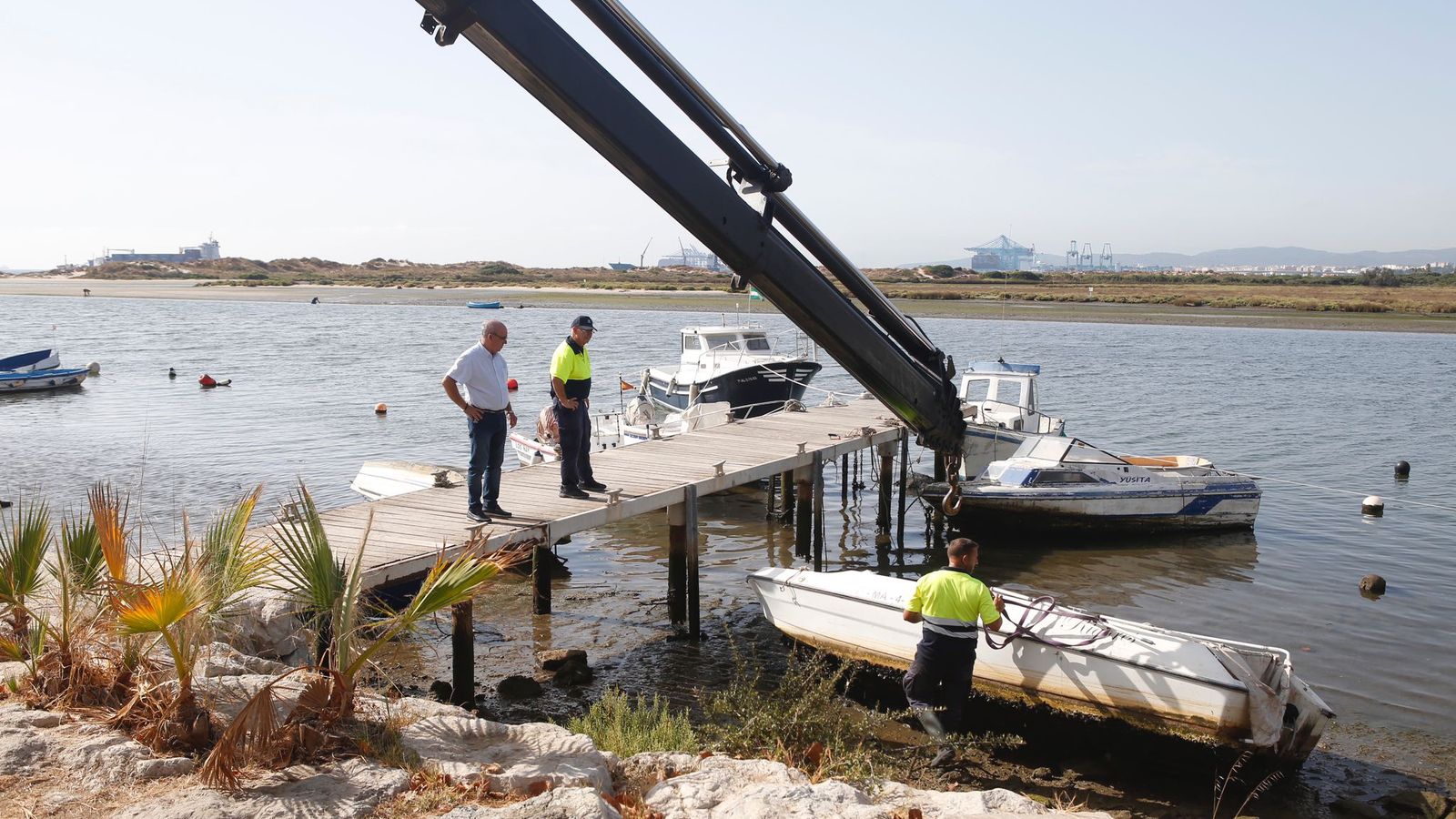 El camión pluma asegura una de las embarcaciones antes de ser izada.