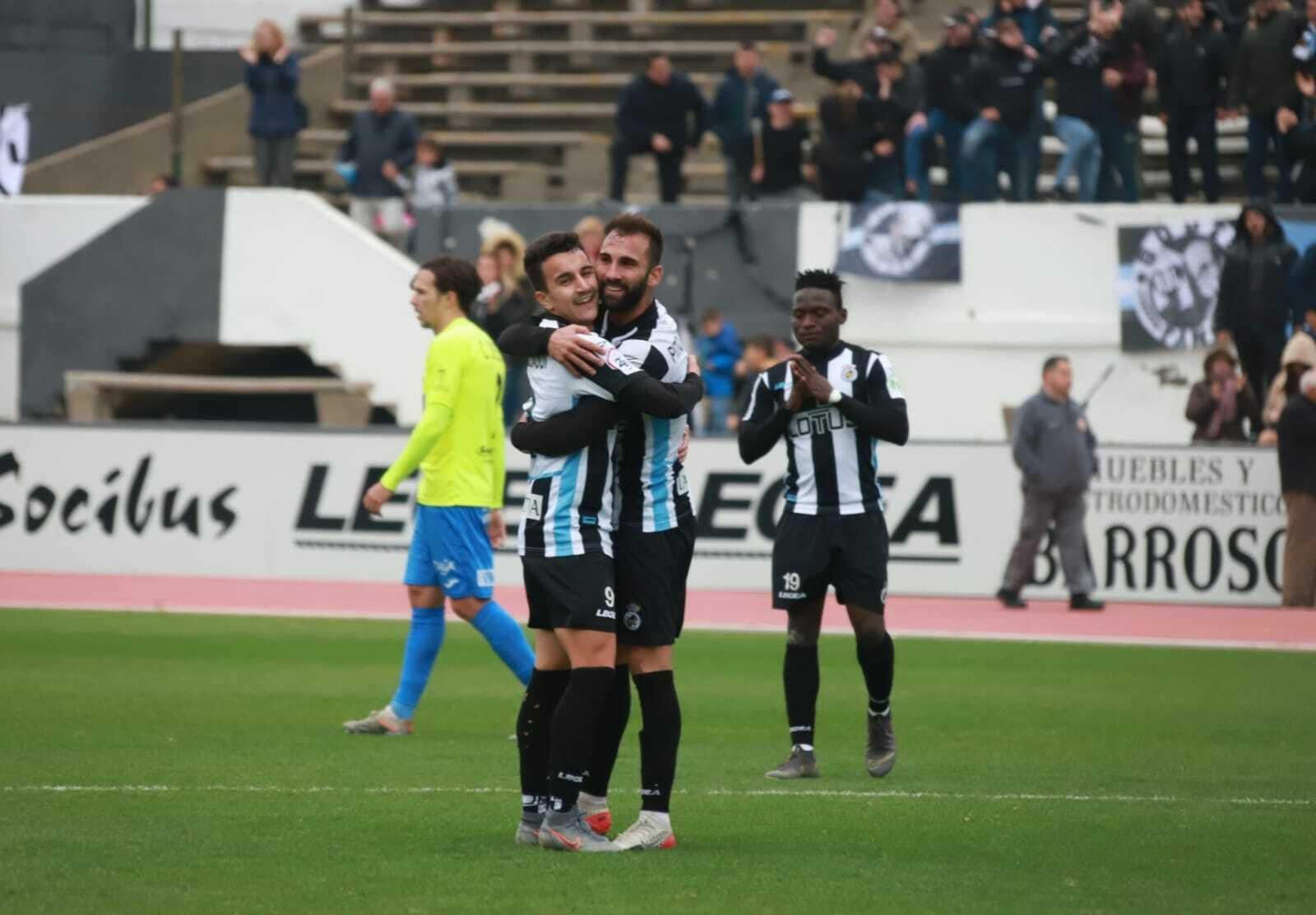 Bakr y Pito Camacho celebran el triunfo; al fondo, Koroma y el exbalono Carlos Expósito