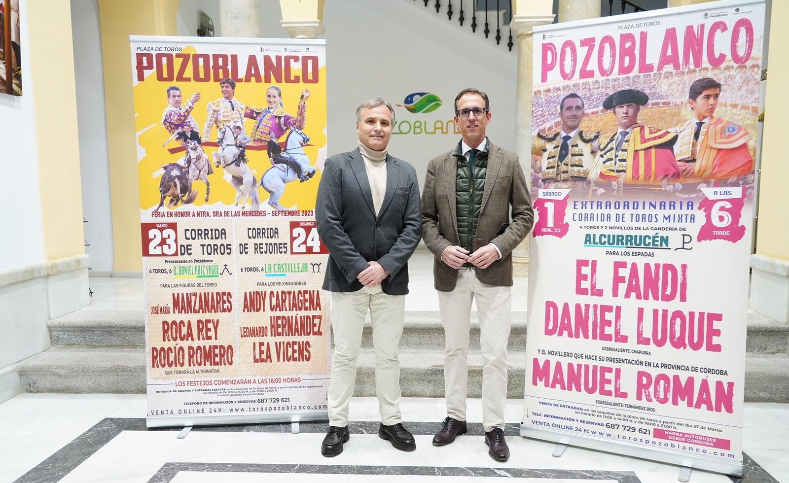 Antonio Tejero y Santiago Cabello, con el cartel de la temporada taurina de Pozoblanco.