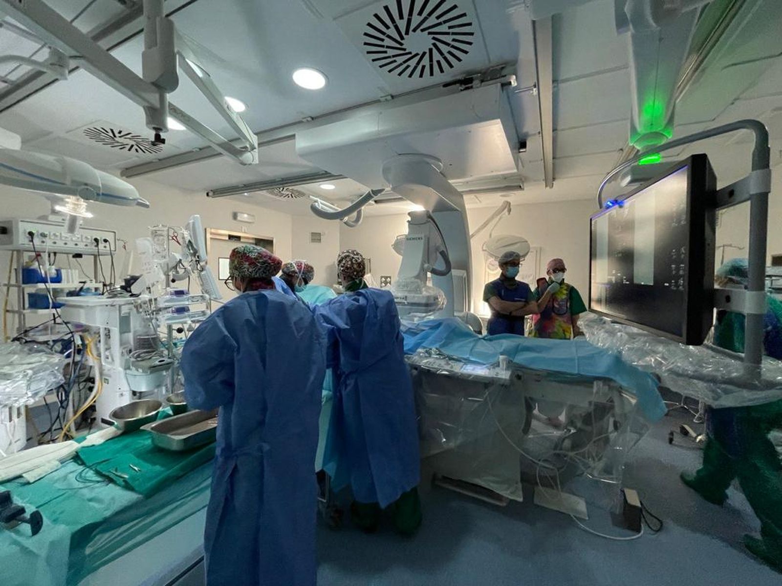 Un equipo de Angiología durante una intervención, en una imagen de archivo.