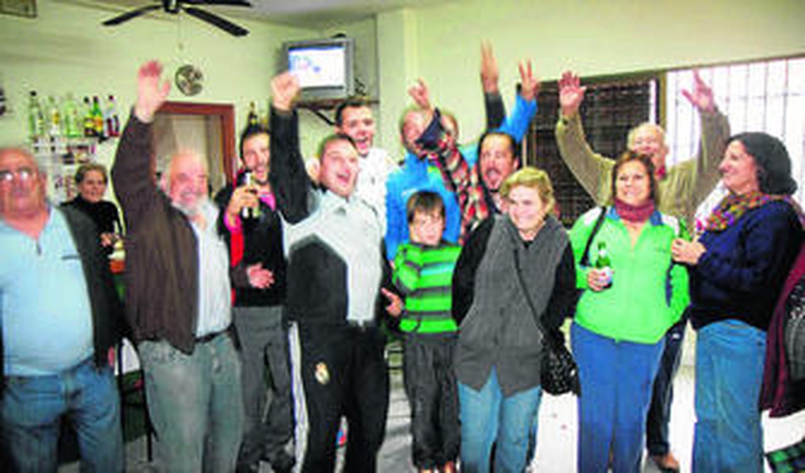 Violeta Amate (dcha), a las puertas de su administración junto a varios vecinos agraciados con el segundo premio.