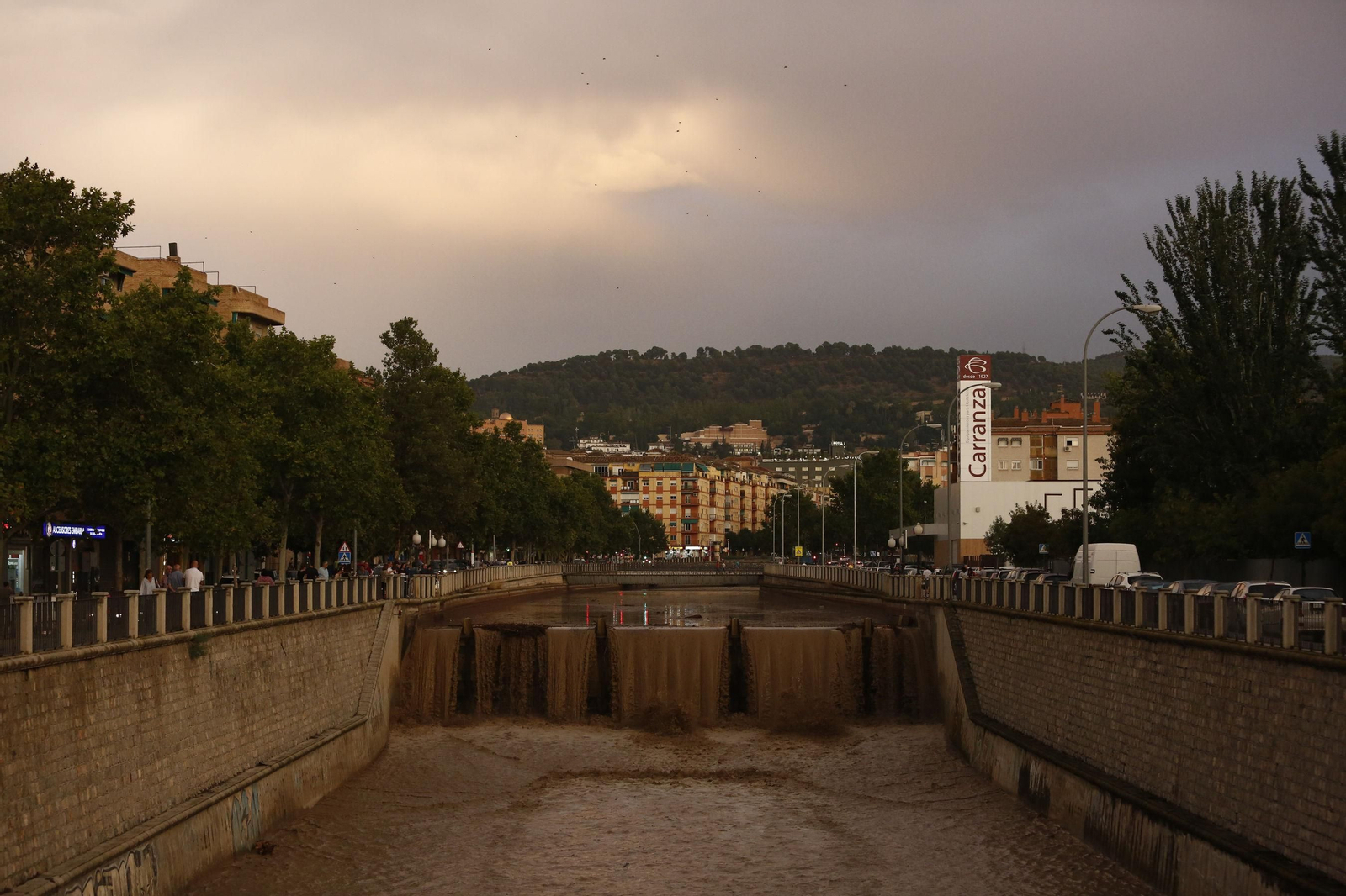 Una fuerte tromba de agua ya aumentó considerablemente el cauce del Genil que lleva agua del Darro.
