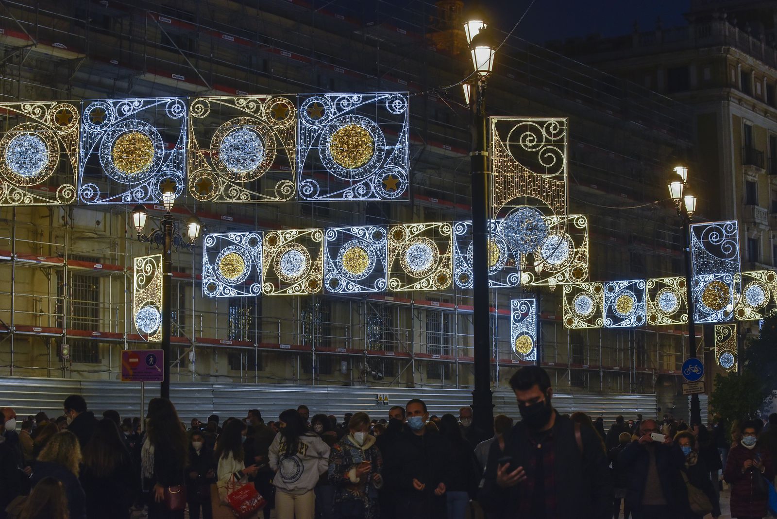 Sábado de ambiente, y encendido de luces de Navidad en Sevilla