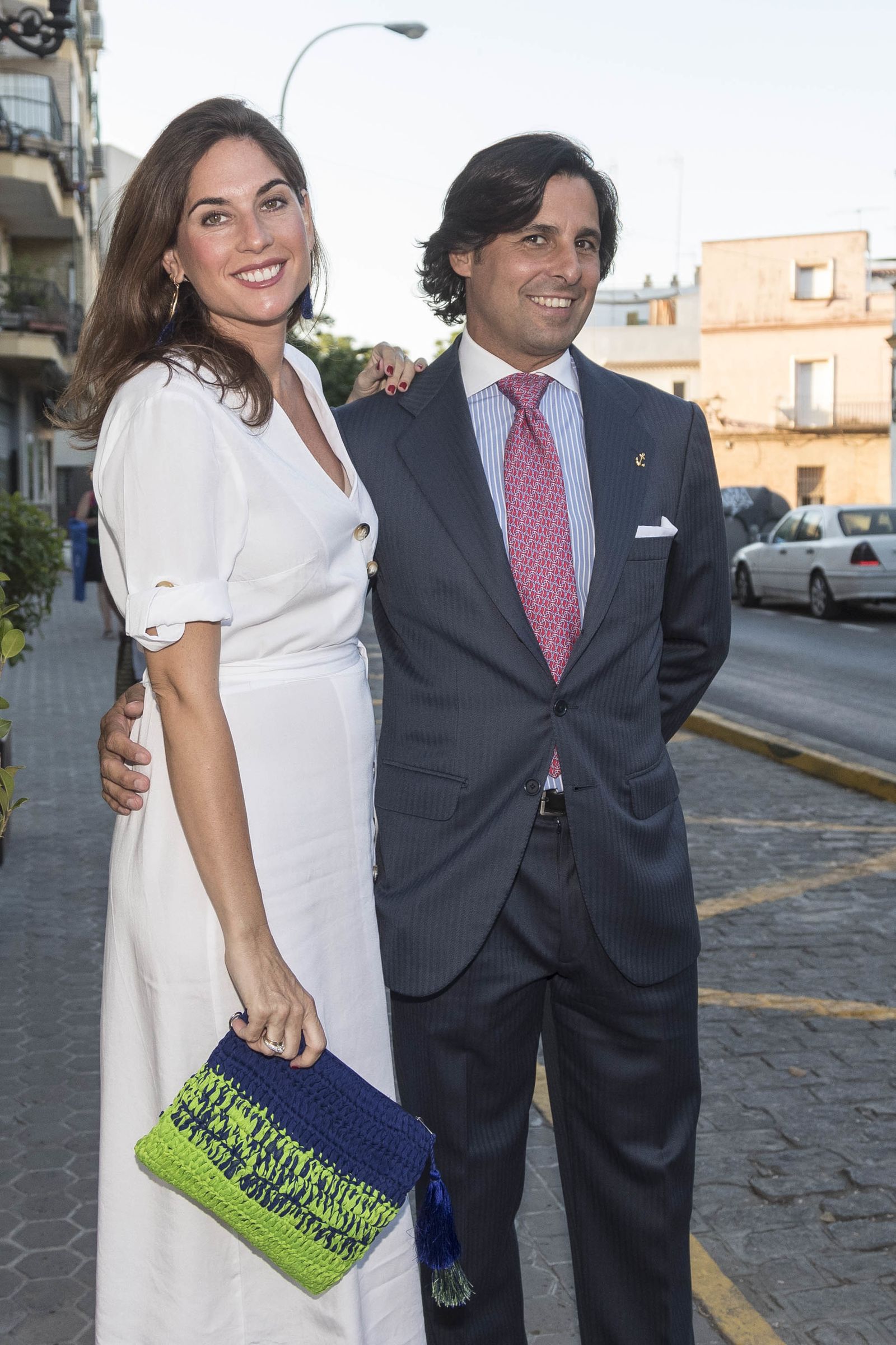 Fran Rivera, a su llegada con Lourdes Montes, su mujer.