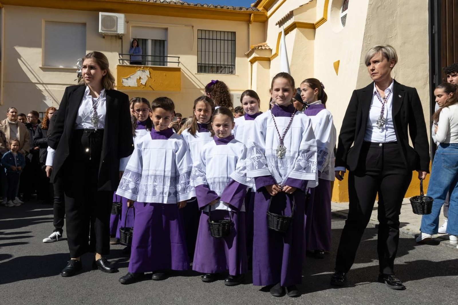 El Miércoles Santo inicia la tarde con los nazarenos trinitarios del barrio de Santa Isabel