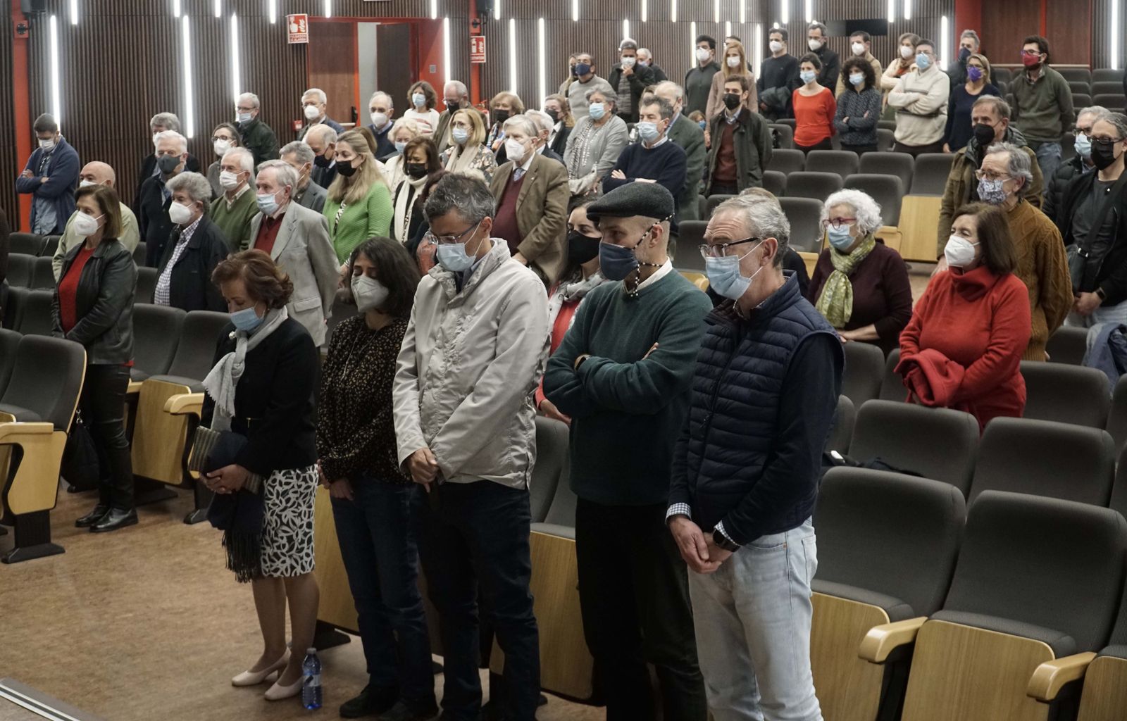 Familiares, en primera fila, y amigos en el minuto de silencio que la Escuela de Arquitectos ha guardado en memoria del profesor Jorge Benavides.
