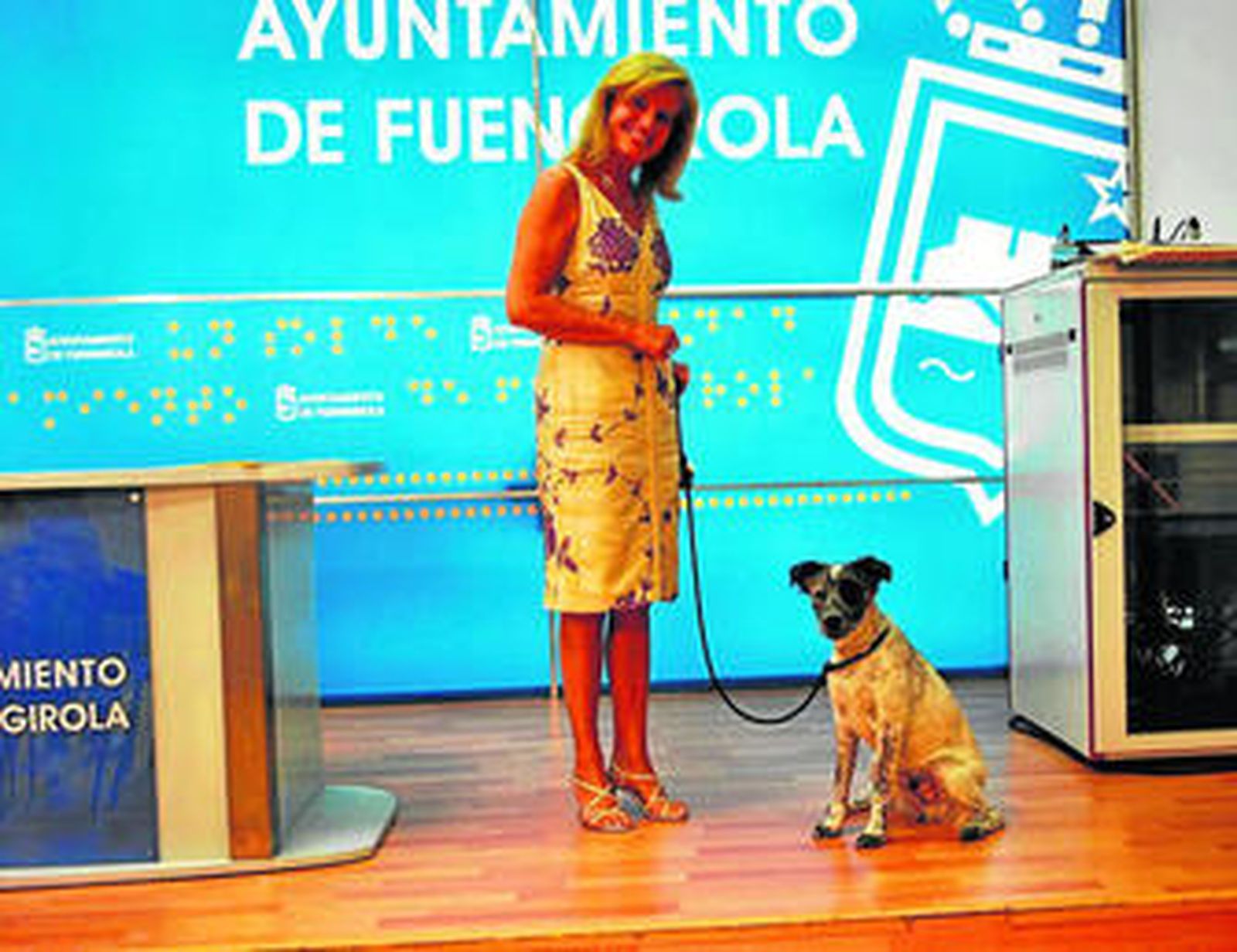 La alcaldesa de Fuengirola, con el perro que ha adoptado, ayer en la presentación de la campaña.