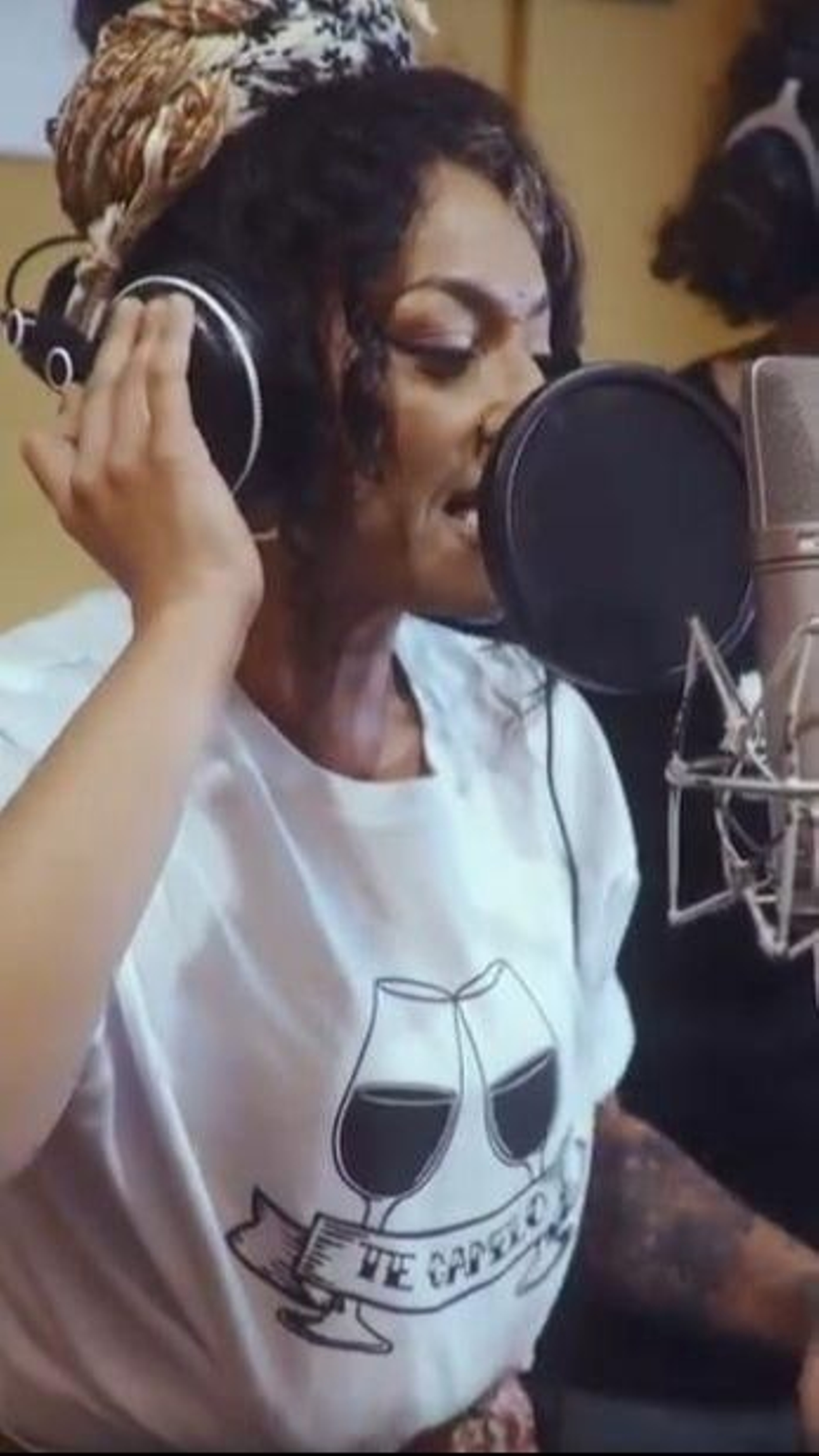 Un momento del videoclip de la canción de Gloria Vendimia, por su V Aniversario. Un momento del videoclip de la canción de Gloria Vendimia, por su V Aniversario.