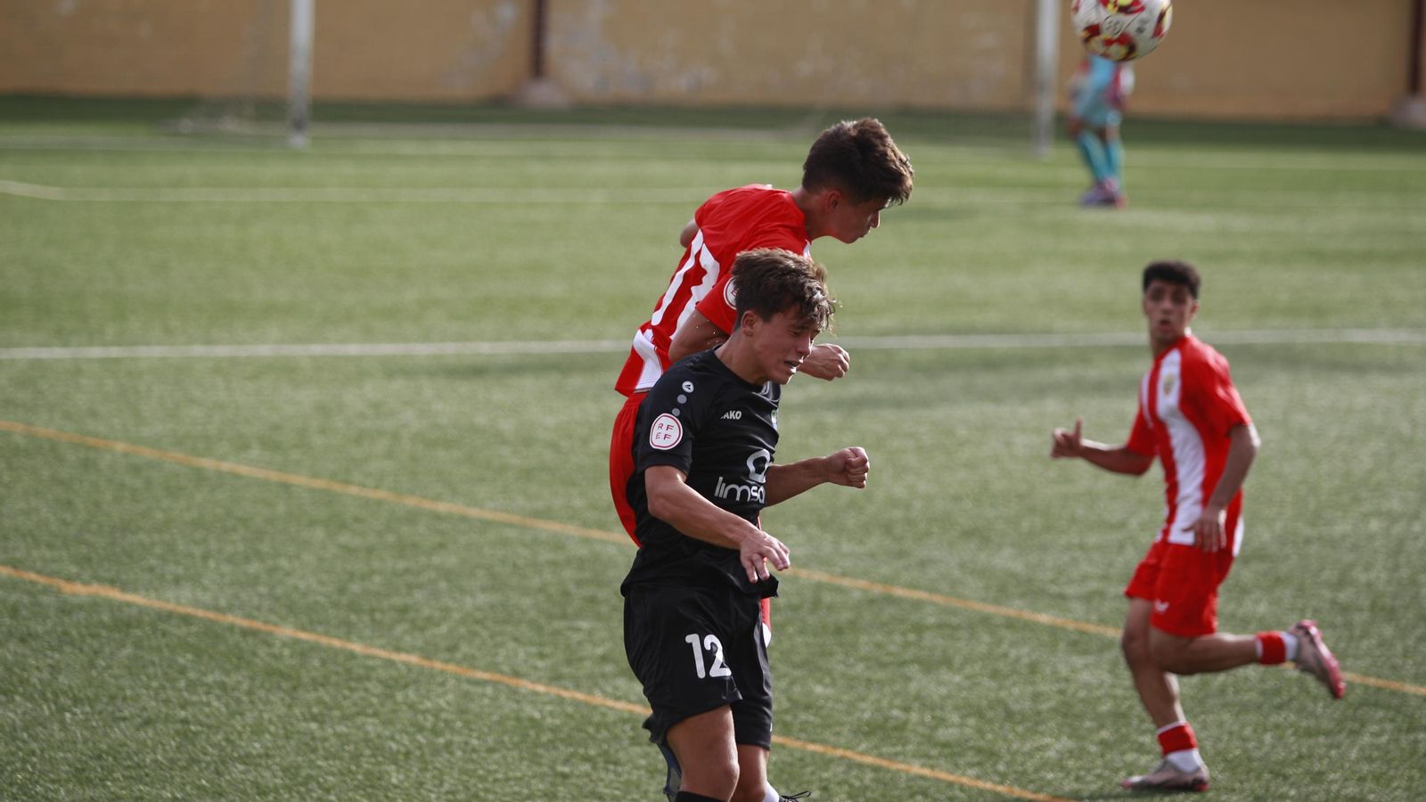 Ian Jové cabecea un balón en una pugna aérea ante un rival durante un partido de la presente temporada.