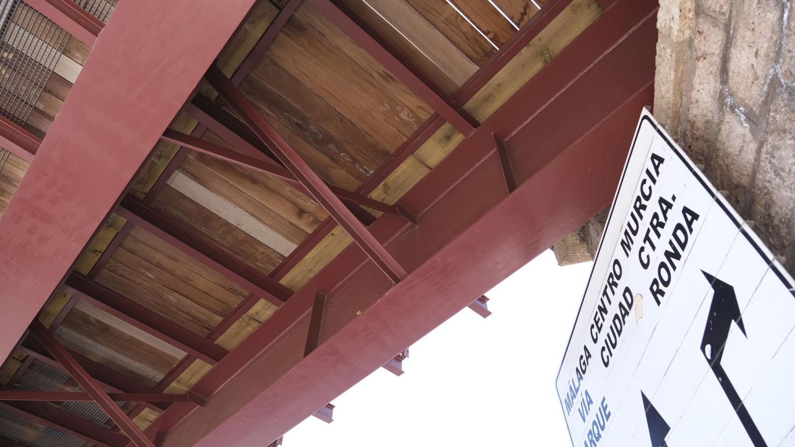 Vista de la madera instalada en el Cargadero desde abajo