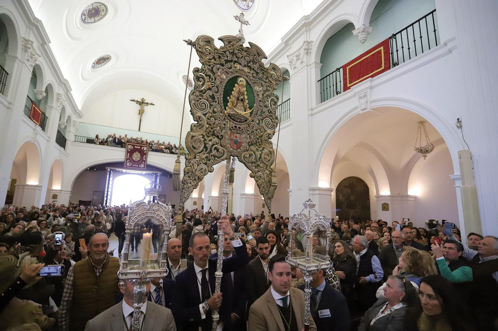 Imágenes del gran ambiente en la aldea de El Rocío en la mañana del domingo
