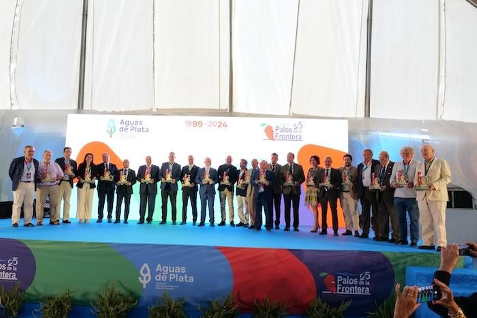 Foto de familia tras el acto de entrega de los premios 'Aguas de Plata'.