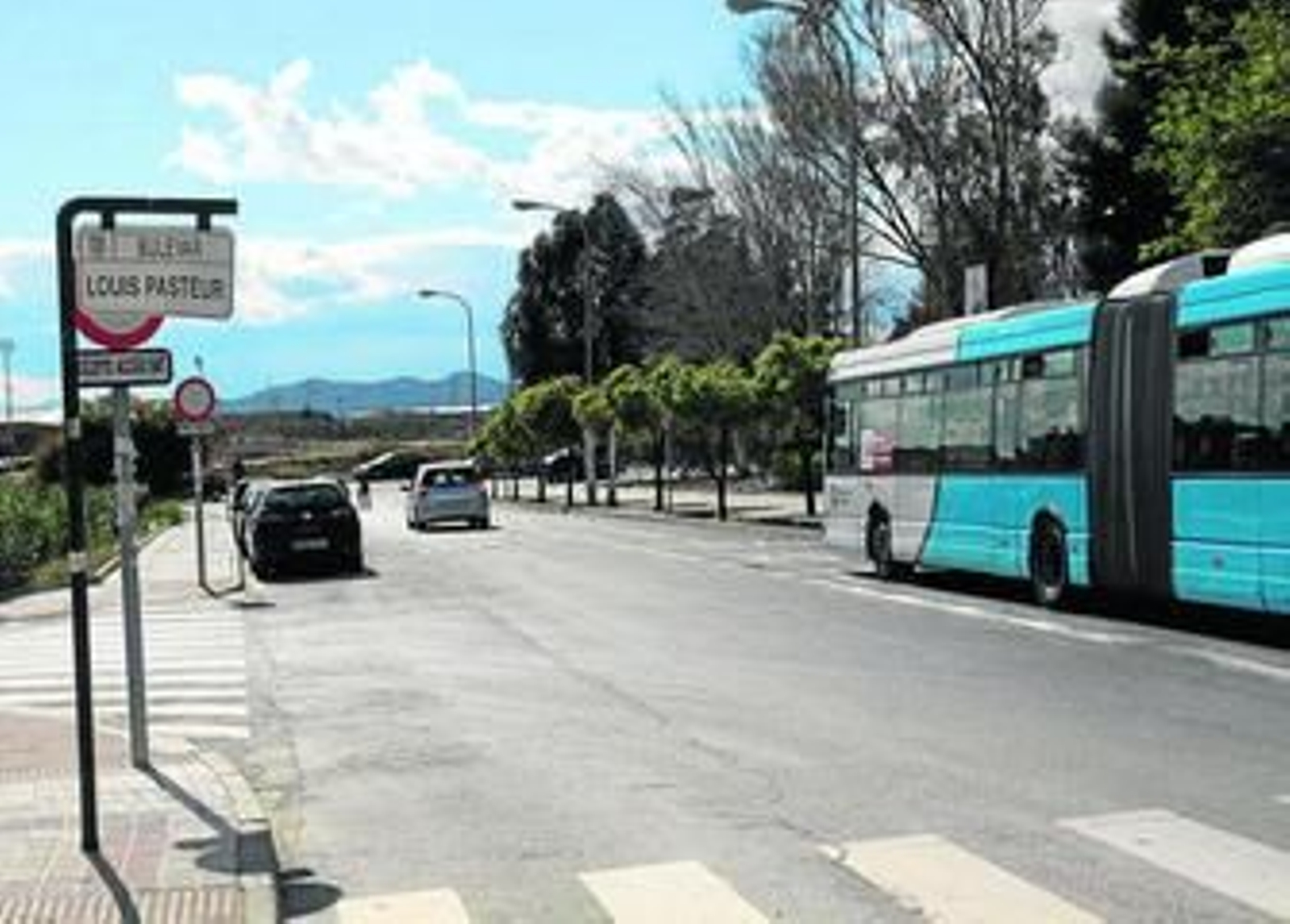 Un autobús de la EMT pasa por el bulevar Louis Pasteur. Un autobús de la EMT pasa por el bulevar Louis Pasteur.