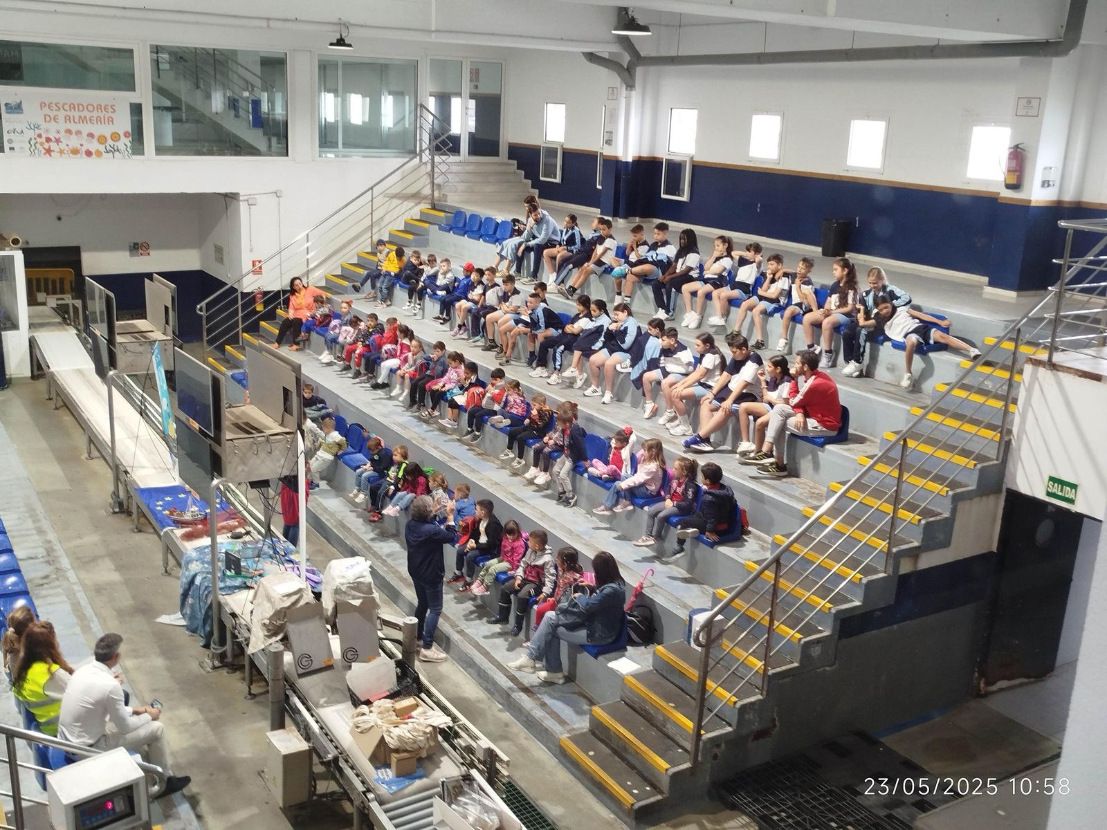 Niños de primaria en la lonja de Almería.