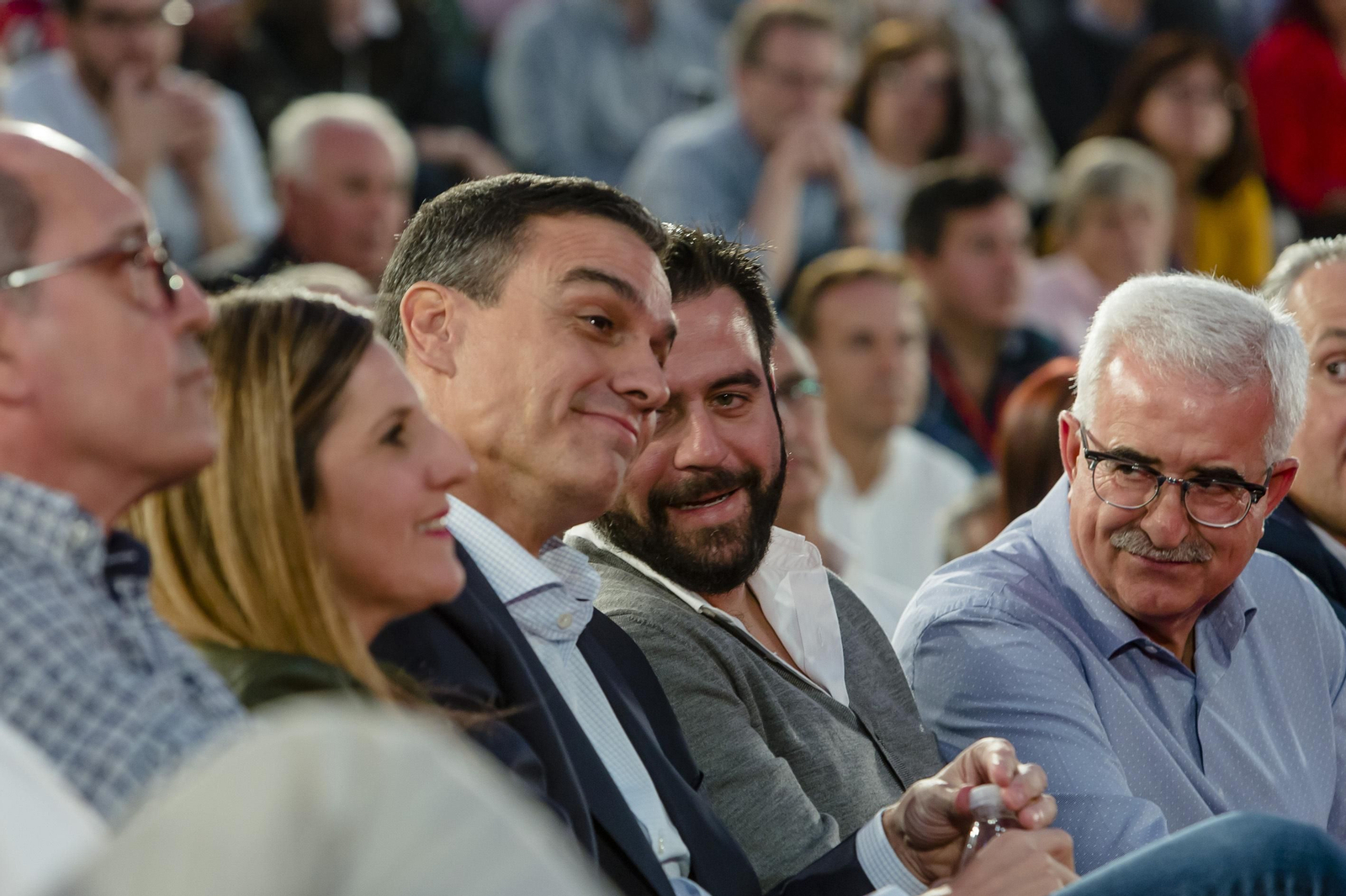 Fran González conversa con Pedro Sánchez en el mitin que se ha celebrado este martes en Momart Theatre.