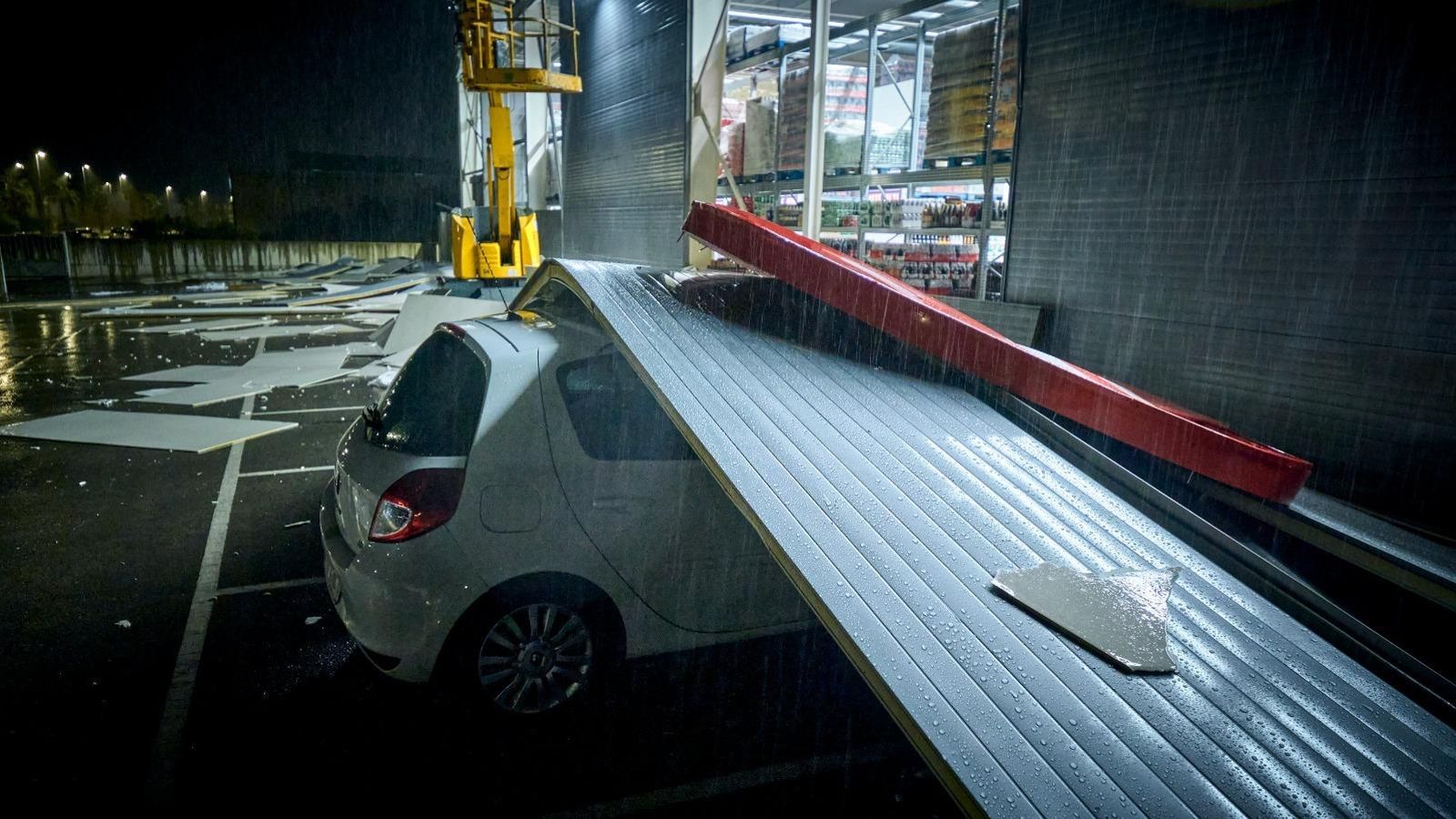 Parte del muro lateral caído sobe un vehiculo.