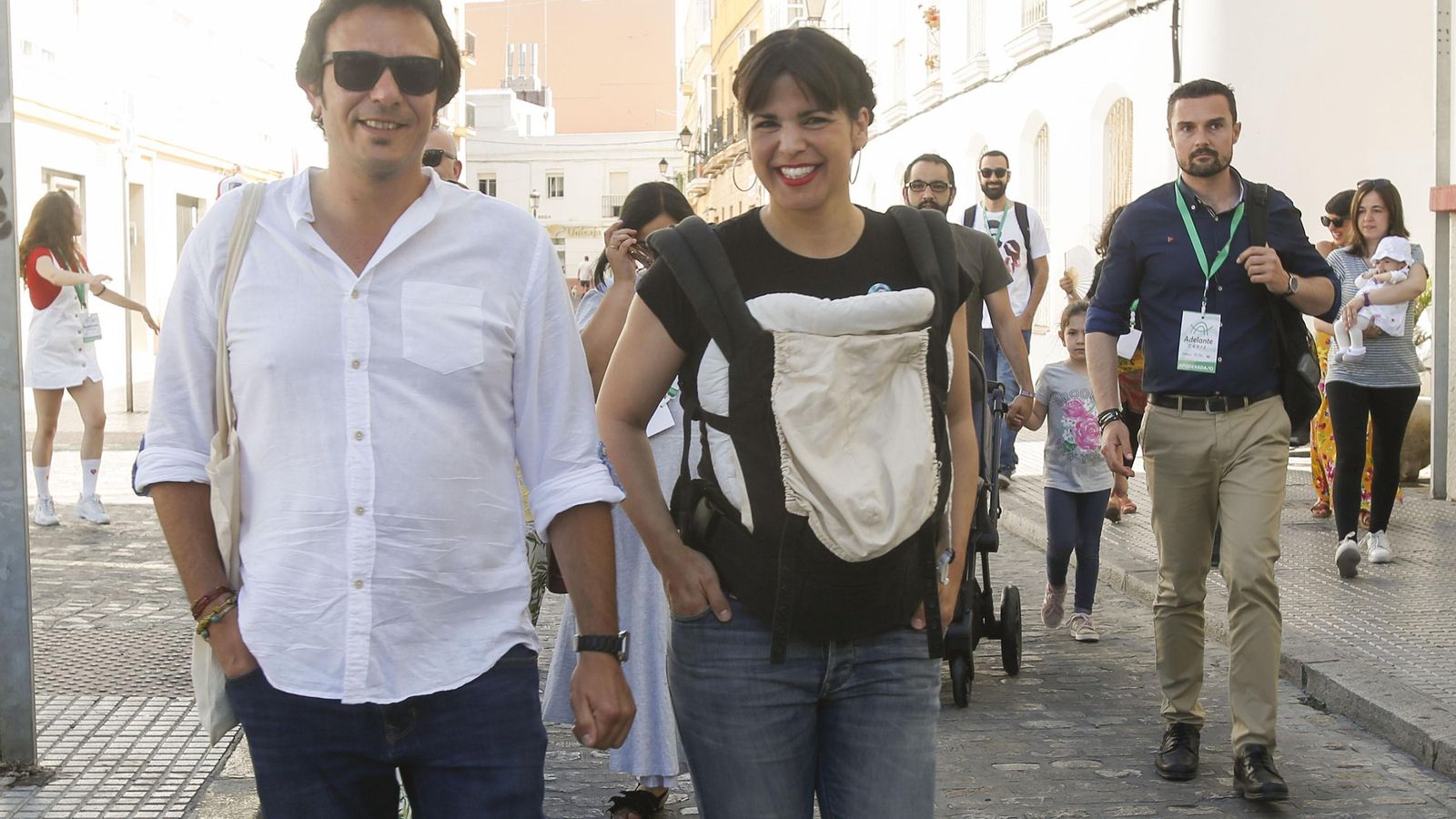 Kichi y Teresa Rodríguez, que porta a una de sus hijas, camino de votar en las elecciones municipales de 2019.