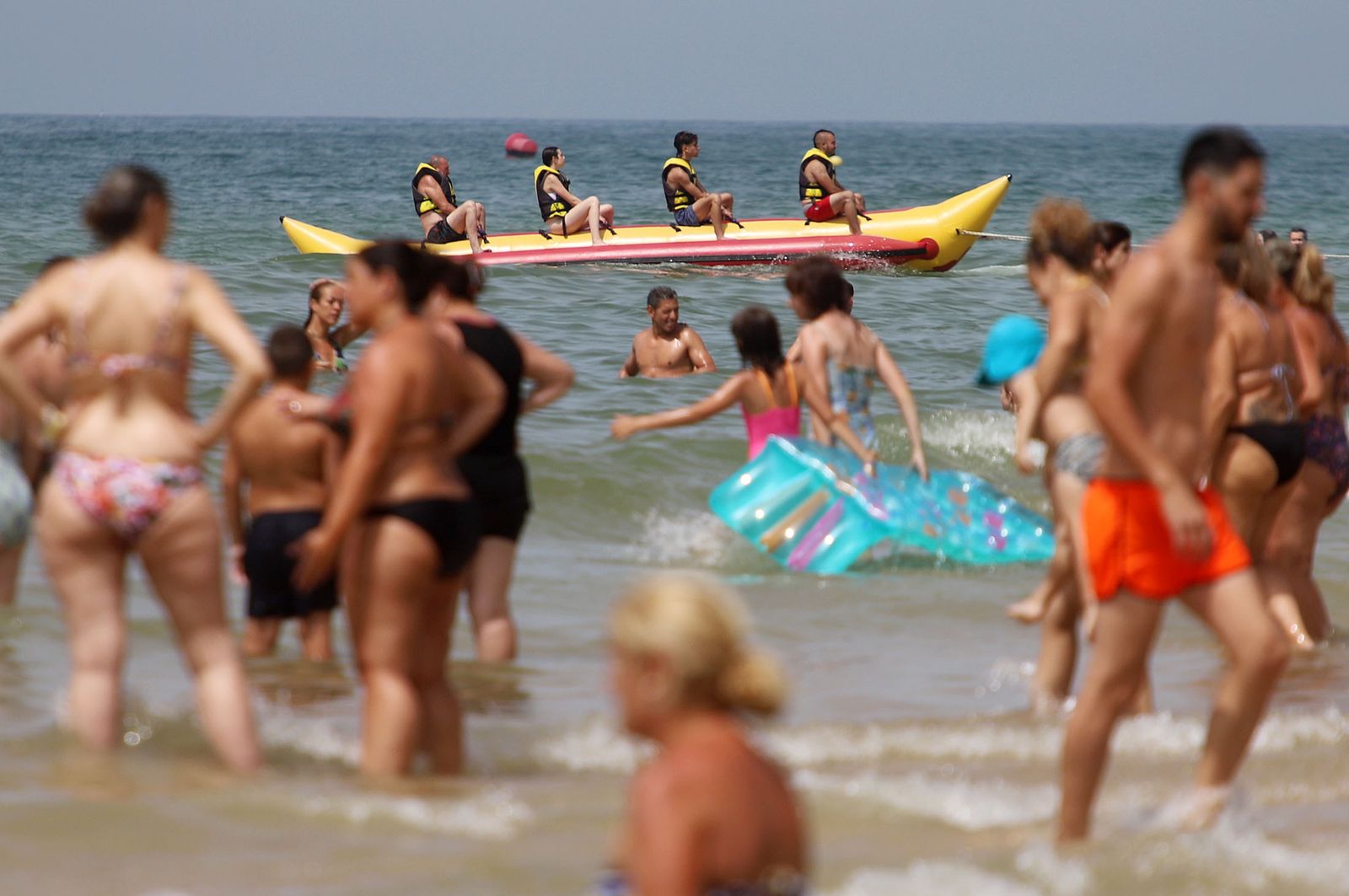 Imágenes del caluroso fin de semana en las playas de Huelva