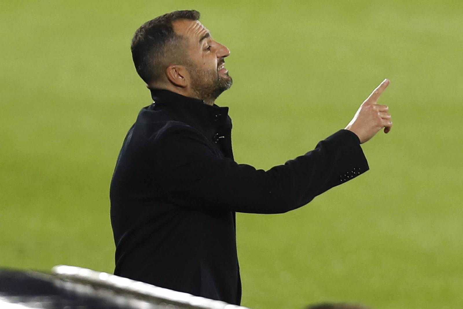 Diego Martínez imparte instrucciones a sus jugadores.