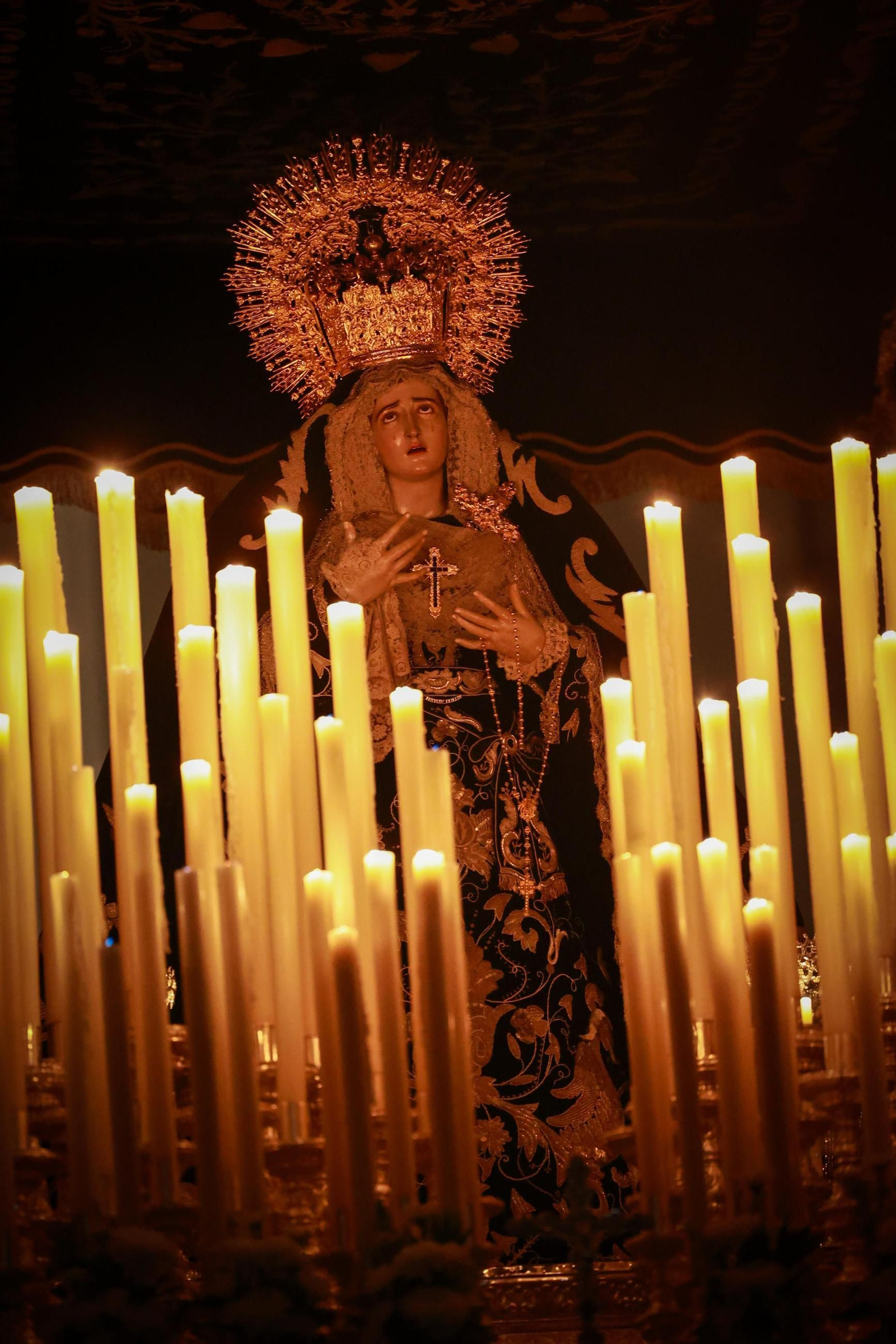 Imágenes de la salida de Buena Muerte en la Semana Santa de Cádiz 2025