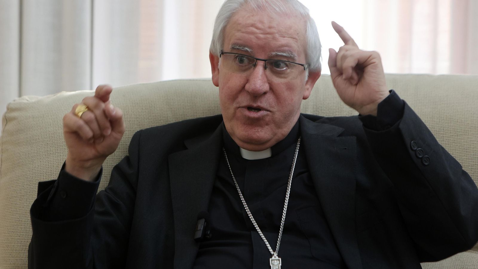 El arzobispo durante la entrevista.