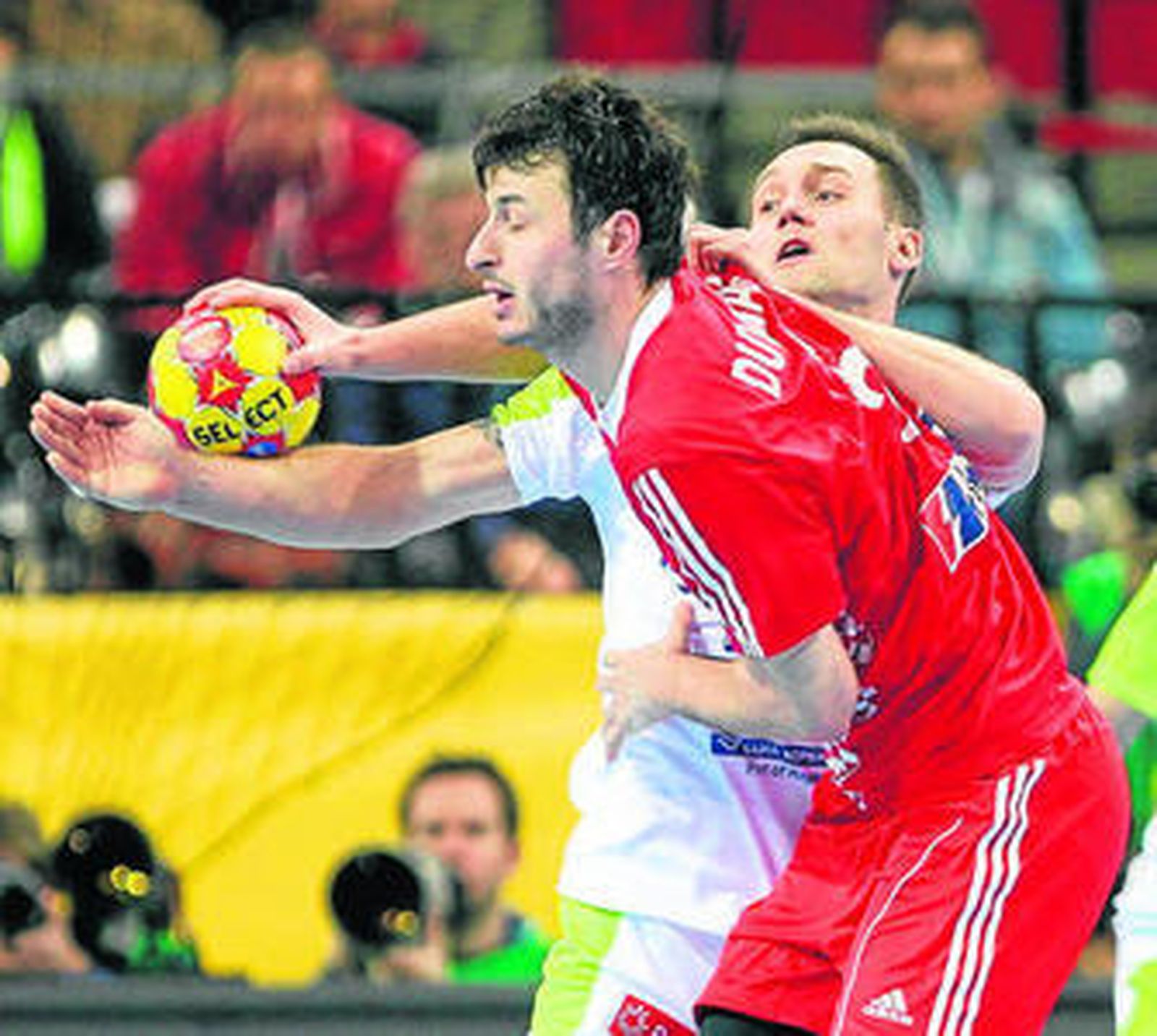 El central croata Duvnjak recibe la presión del esloveno Zvizej.