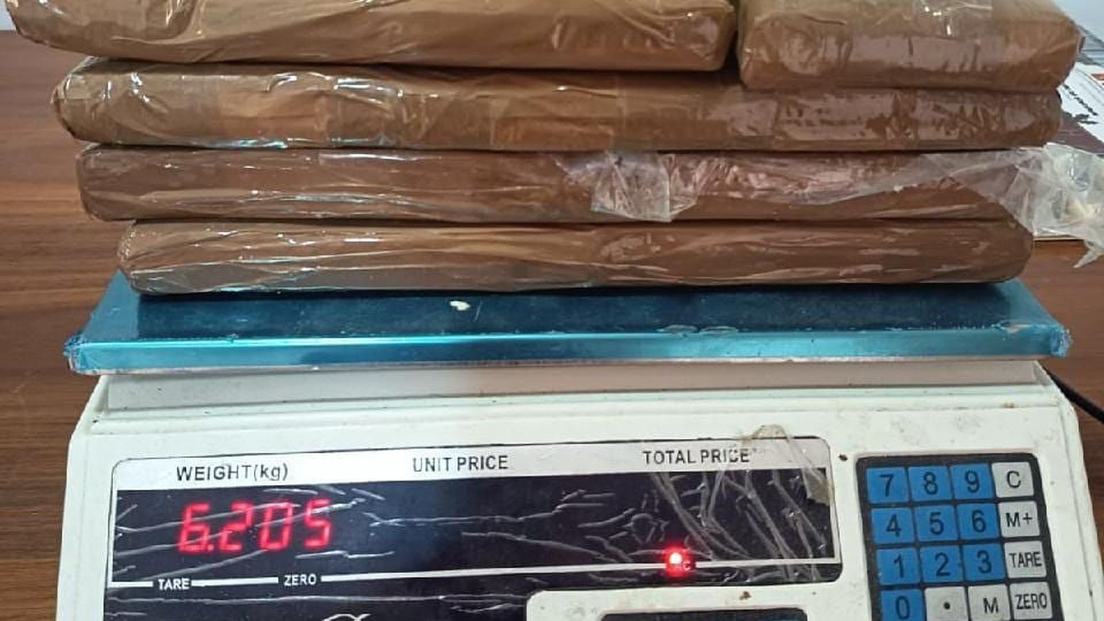 Hachís localizado por la Guardia Civil en el vehículo del detenido, en la A-381 a su paso por Jerez.