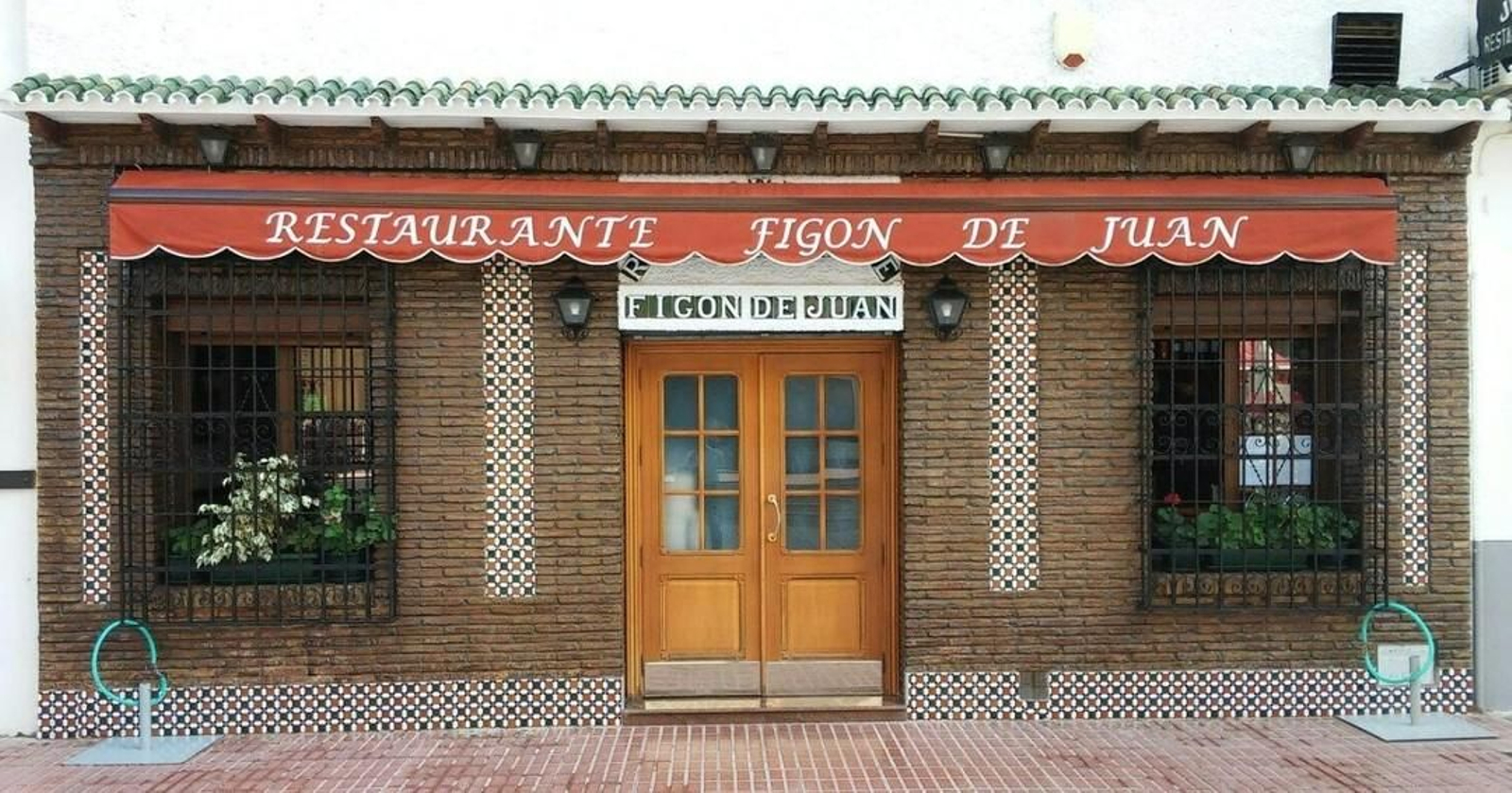 La entrada del restaurante, con las puertas cerradas. La entrada del restaurante, con las puertas cerradas.