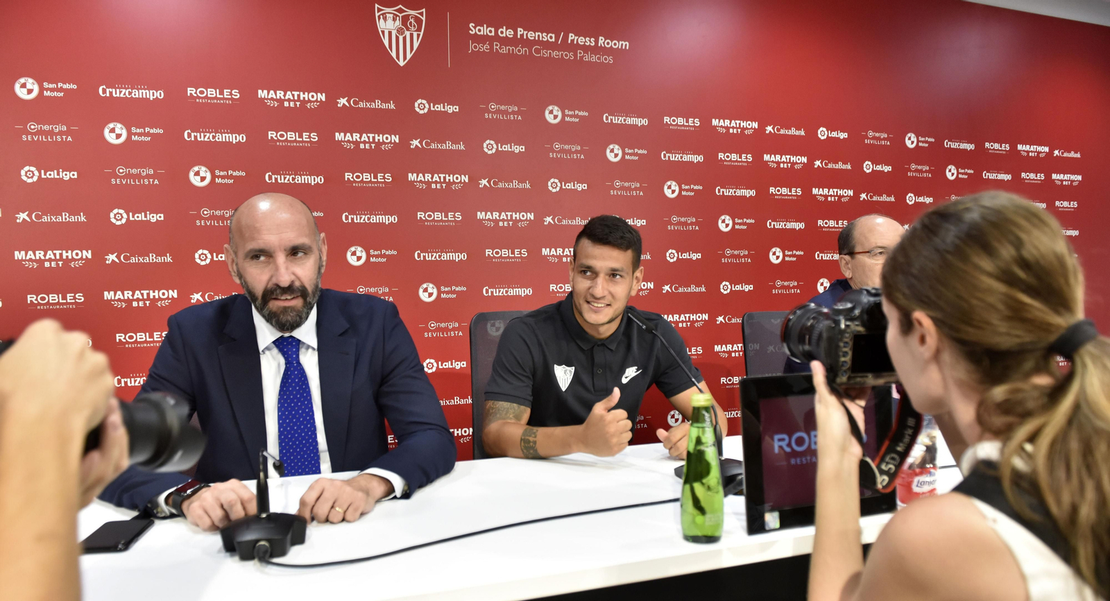 Monchi mira a un fotógrafo en la presentación de Rony Lopes, en 2019.