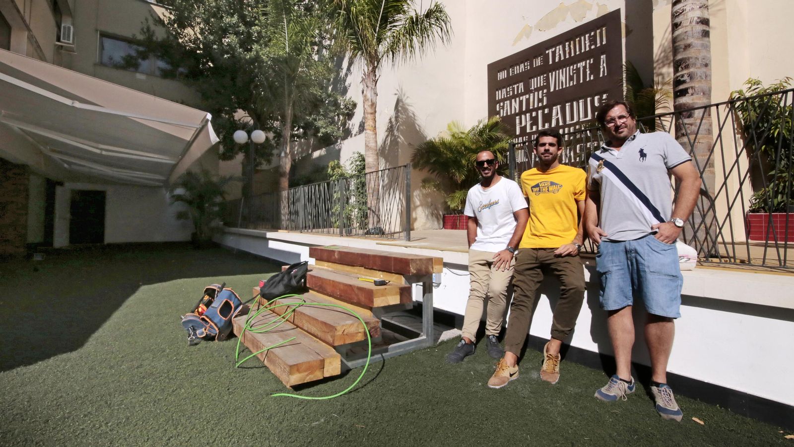 Juan Pablo Vega y los hermanos Marcos y Carlos Llovet, promotores junto a Daniel Muñoz de 'Santos Pecados', que destaca por su amplia terraza ajardinada.