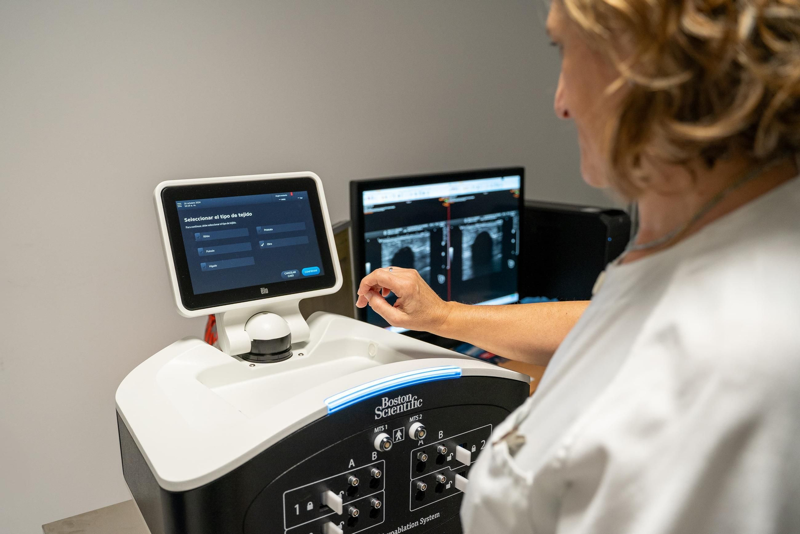 Una técnica prepara la máquina para crioablación en el Virgen de las Nieves