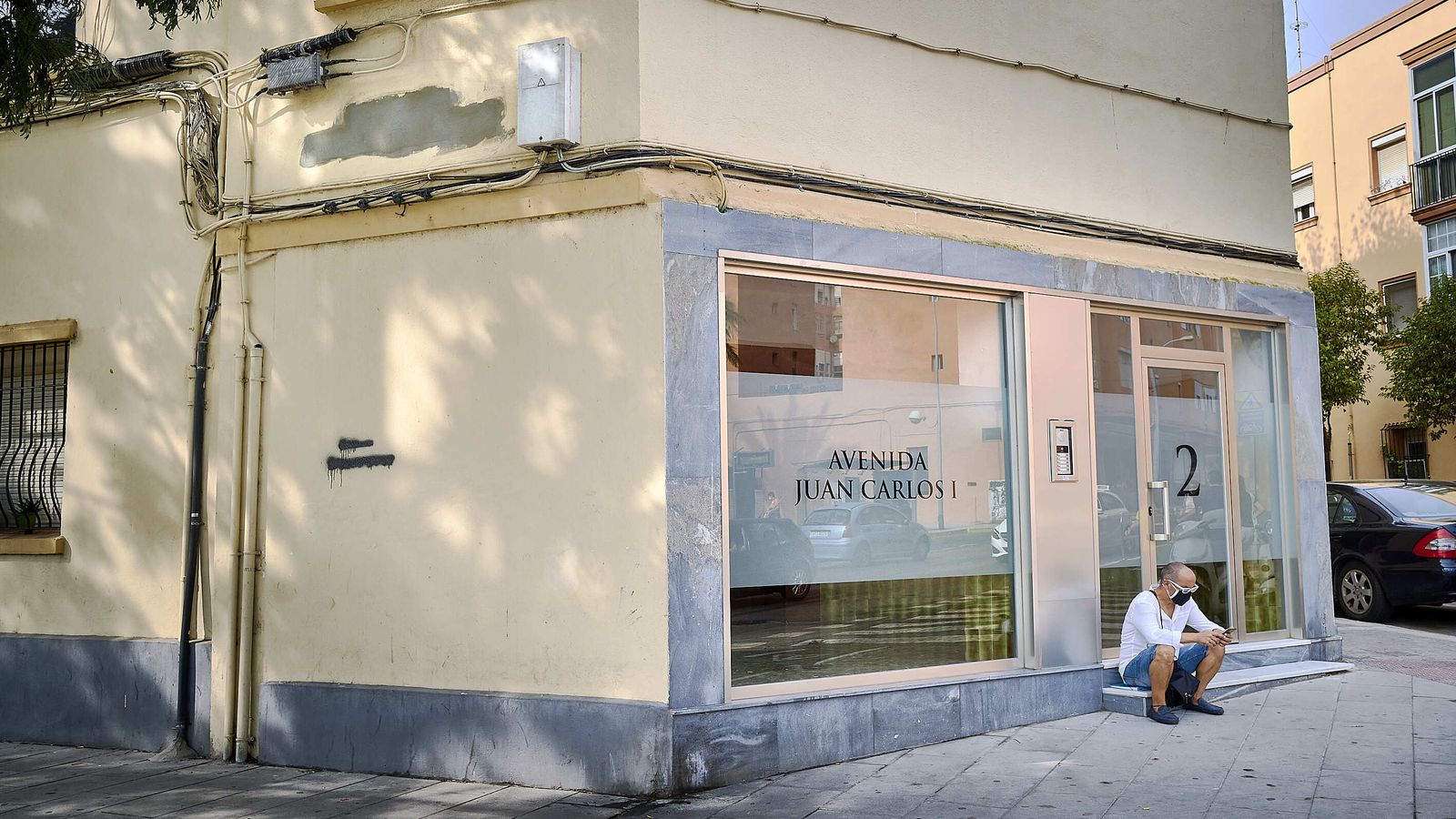 Una imagen tras la retirada de la placa de calle de la avenida Juan Carlos I, ahora avenida de la Sanidad Pública.