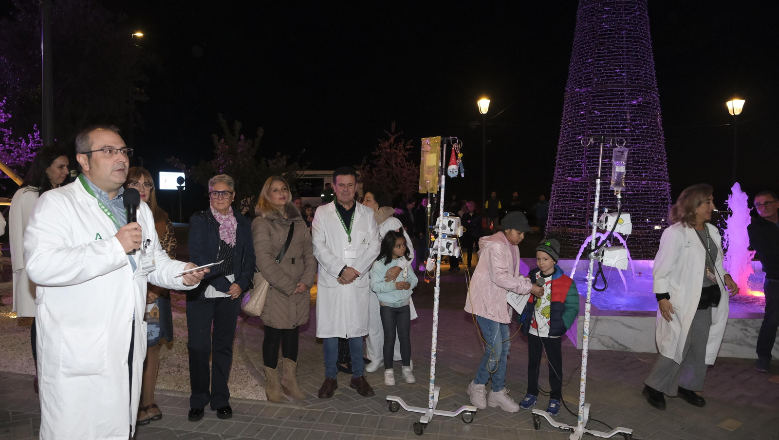 Imágenes del encendido de navidad en el Hospital Torrecárdenas, Almería